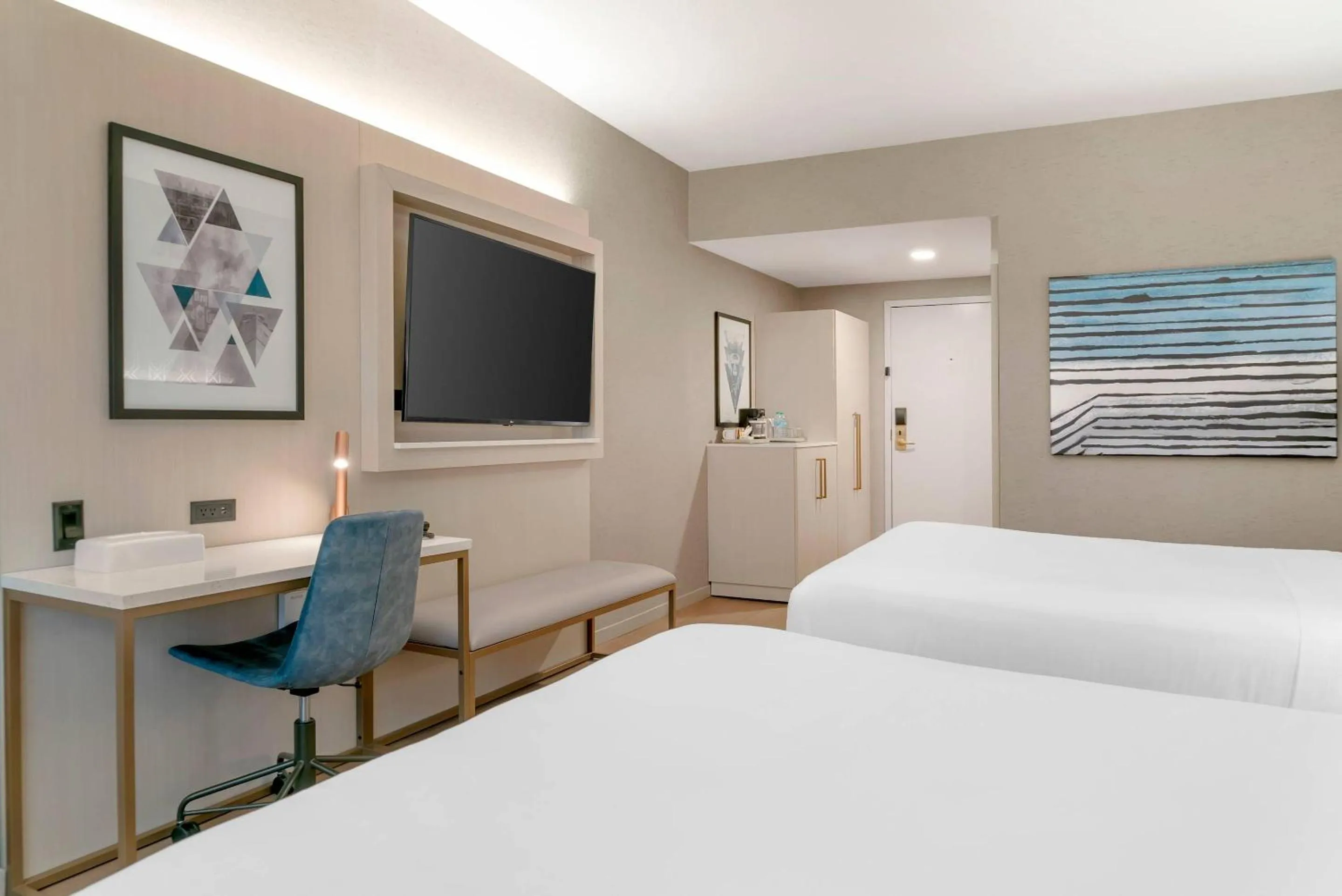 Bedroom, Bed in Radisson Plaza Hotel at Kalamazoo Center