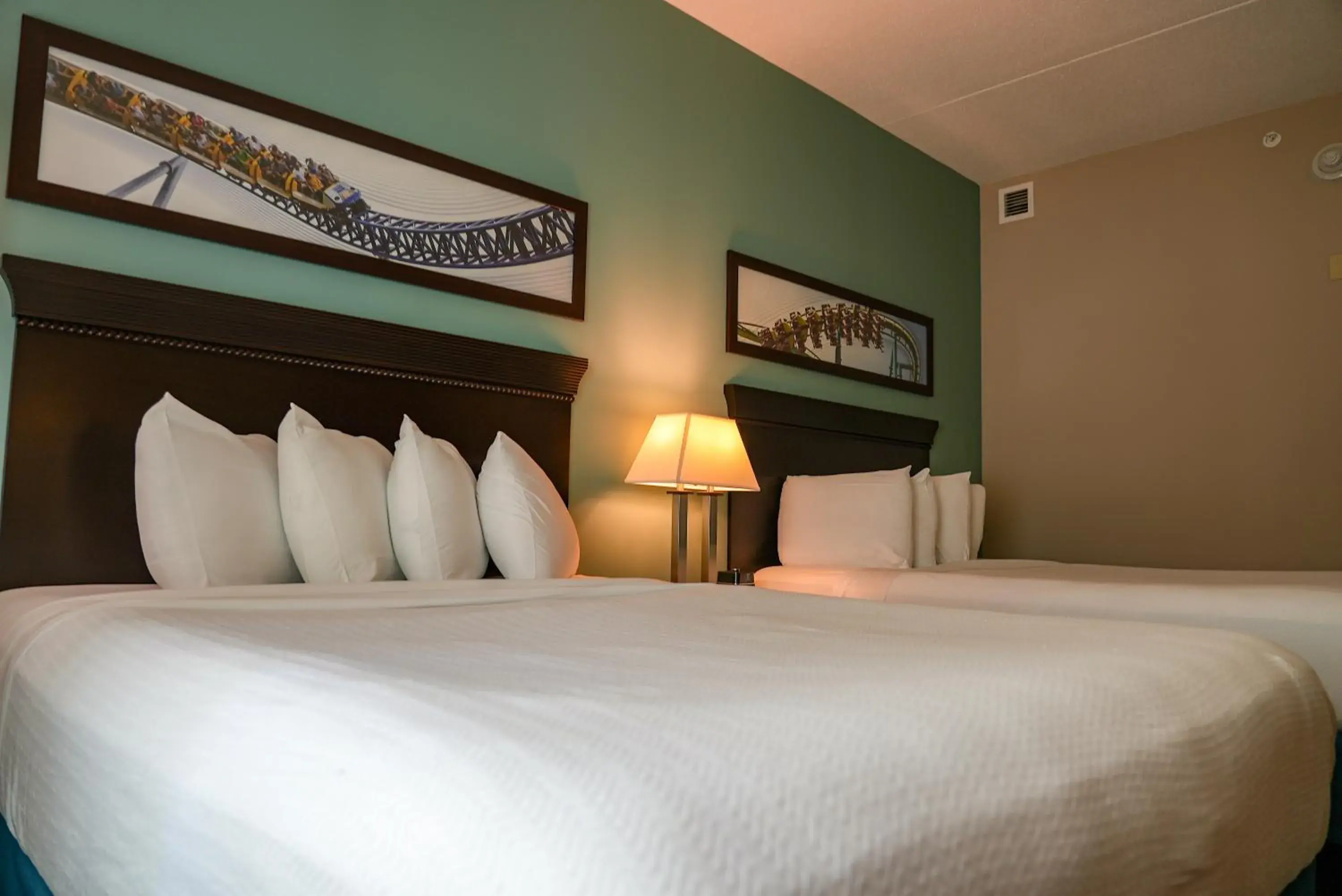 Bedroom, Bed in Cedar Point's Express Hotel Bedroom, Bed in Cedar Point's Express Hotel