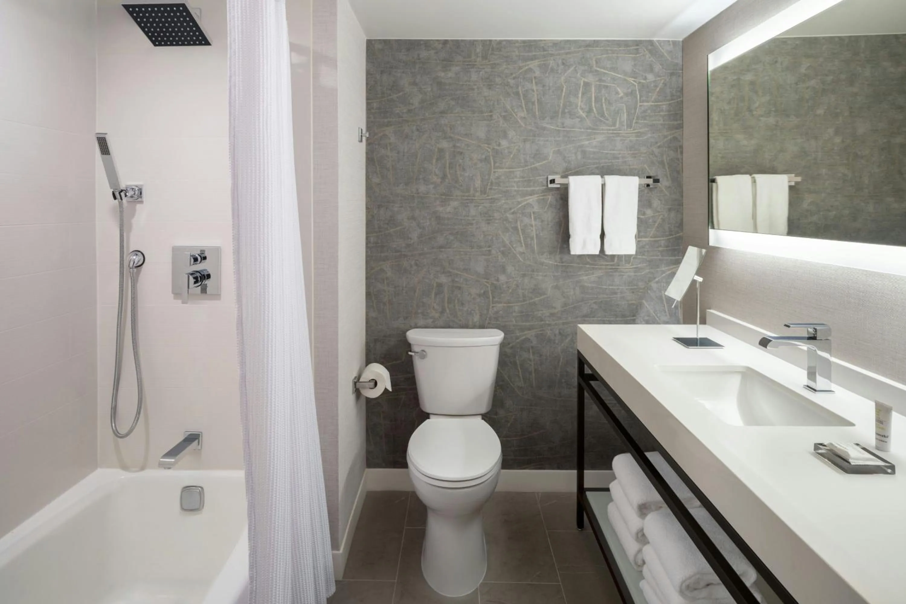 Bathroom in Marriott Jacksonville Downtown