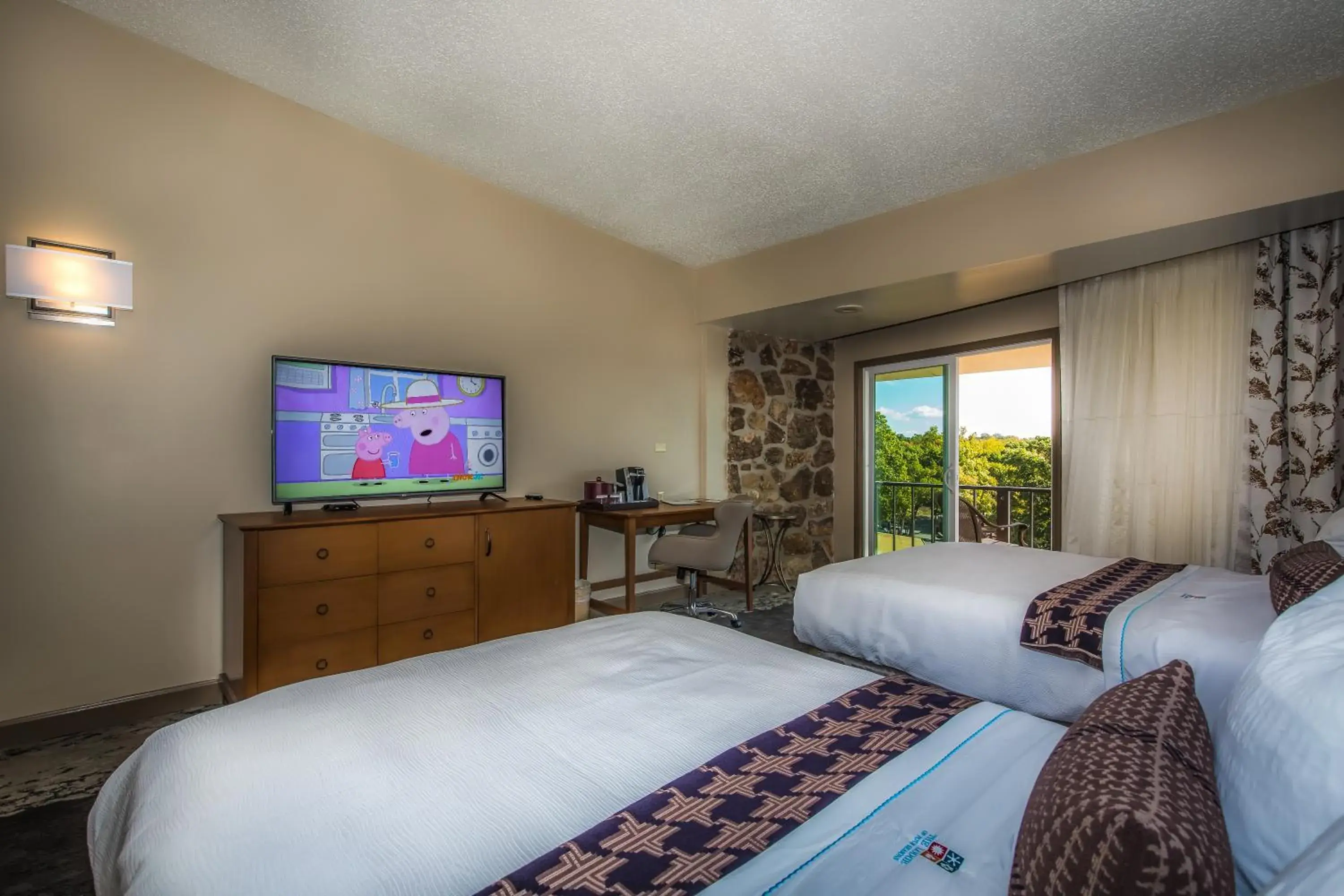 Day, Bed in Lodge of Four Seasons Golf Resort, Marina & Spa Day, Bed in Lodge of Four Seasons Golf Resort, Marina & Spa