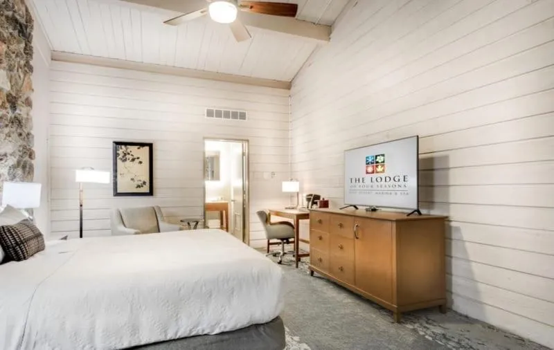 Bed in Lodge of Four Seasons Golf Resort, Marina & Spa