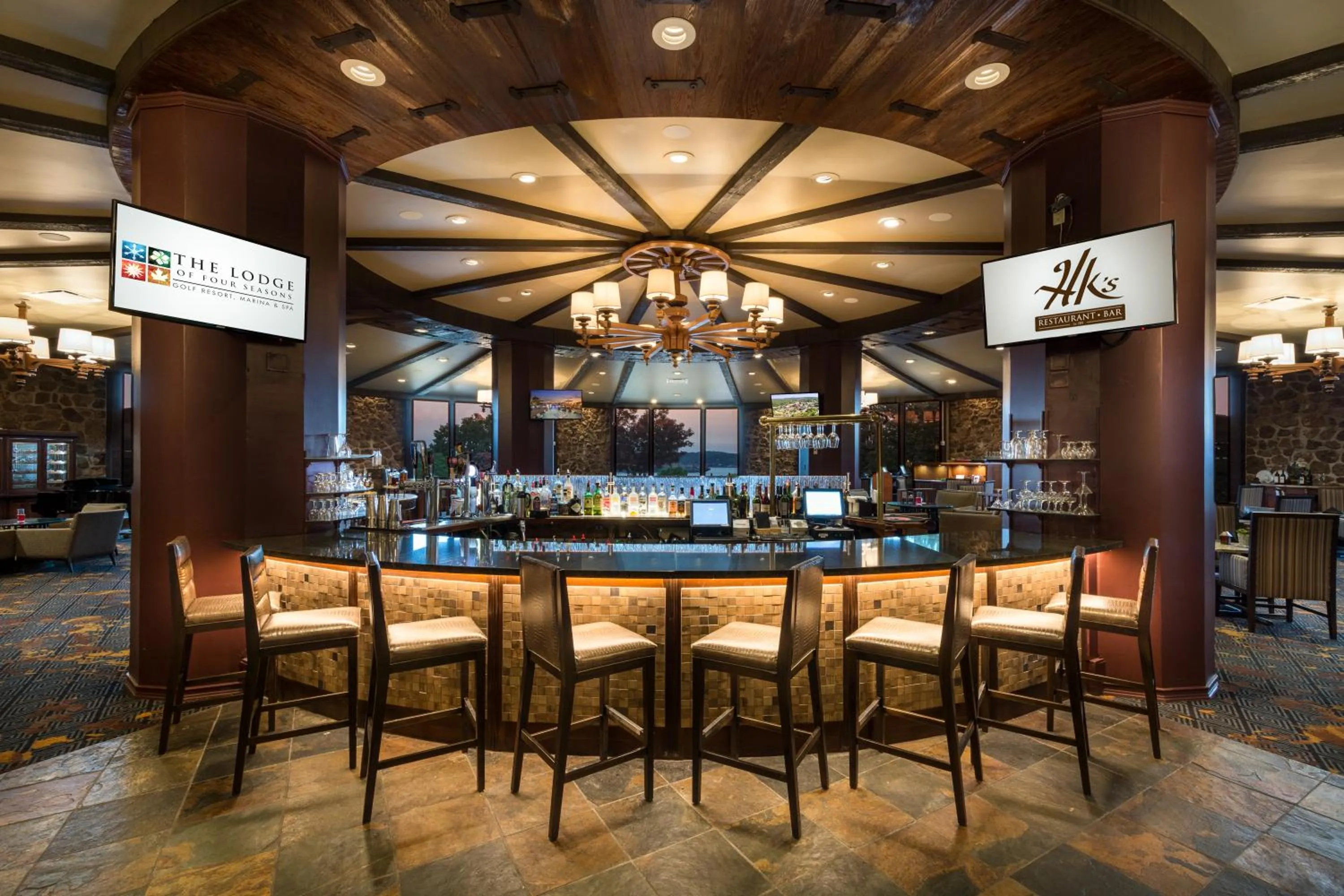 Lounge or bar in Lodge of Four Seasons Golf Resort, Marina & Spa
