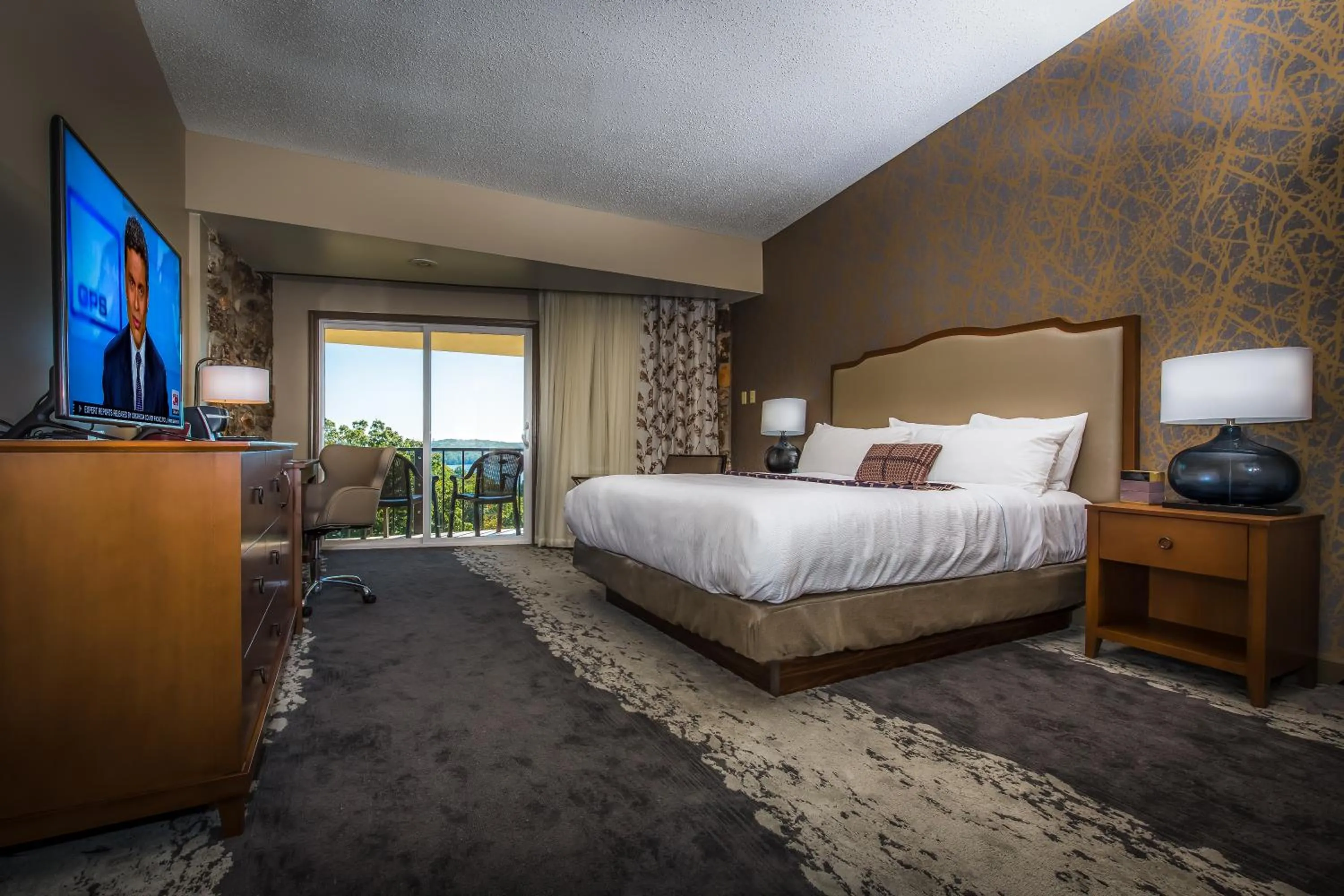 Day, Bed in Lodge of Four Seasons Golf Resort, Marina & Spa