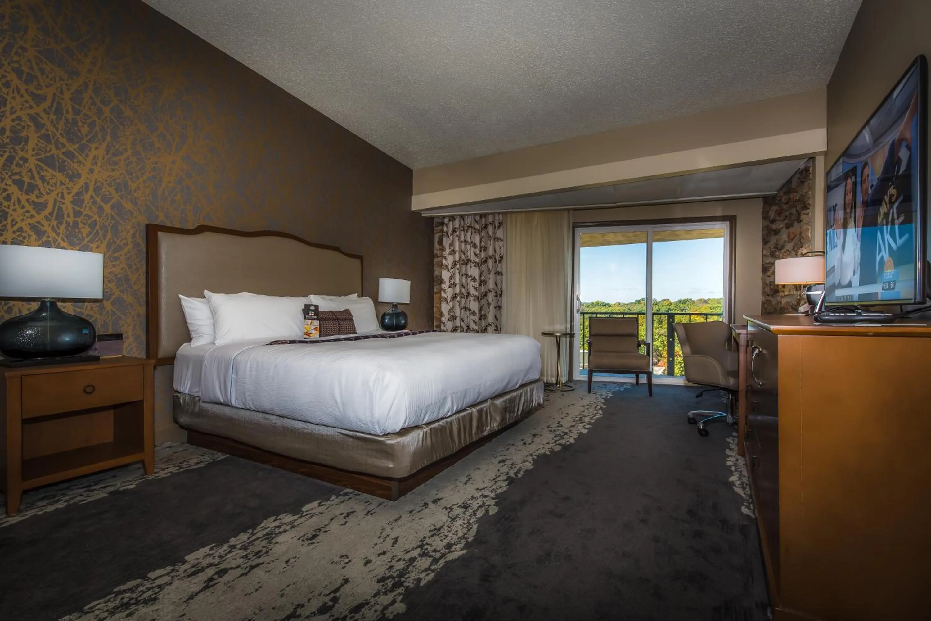 Day, Bed in Lodge of Four Seasons Golf Resort, Marina & Spa