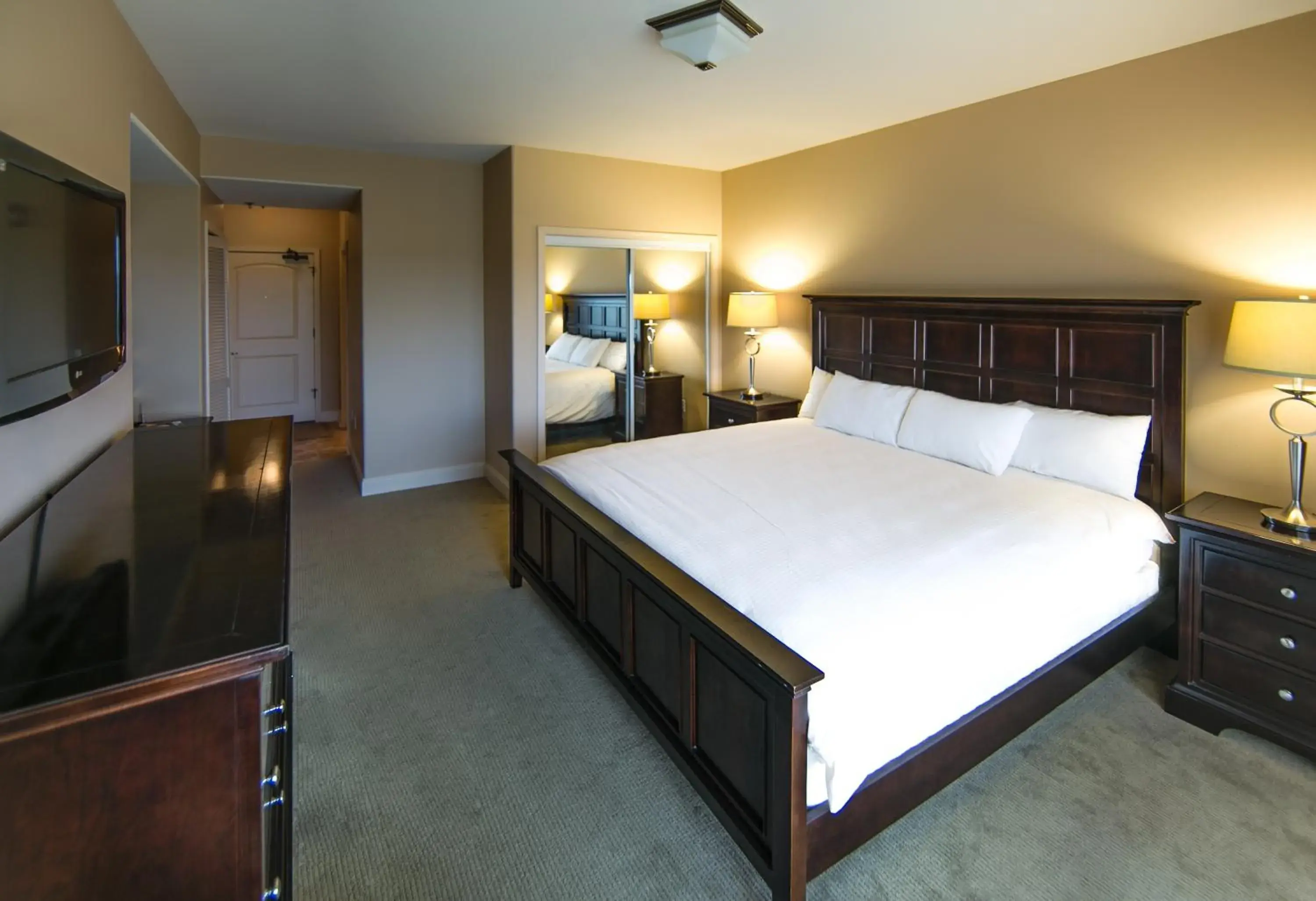 Bedroom, Bed in Lodge of Four Seasons Golf Resort, Marina & Spa Bedroom, Bed in Lodge of Four Seasons Golf Resort, Marina & Spa