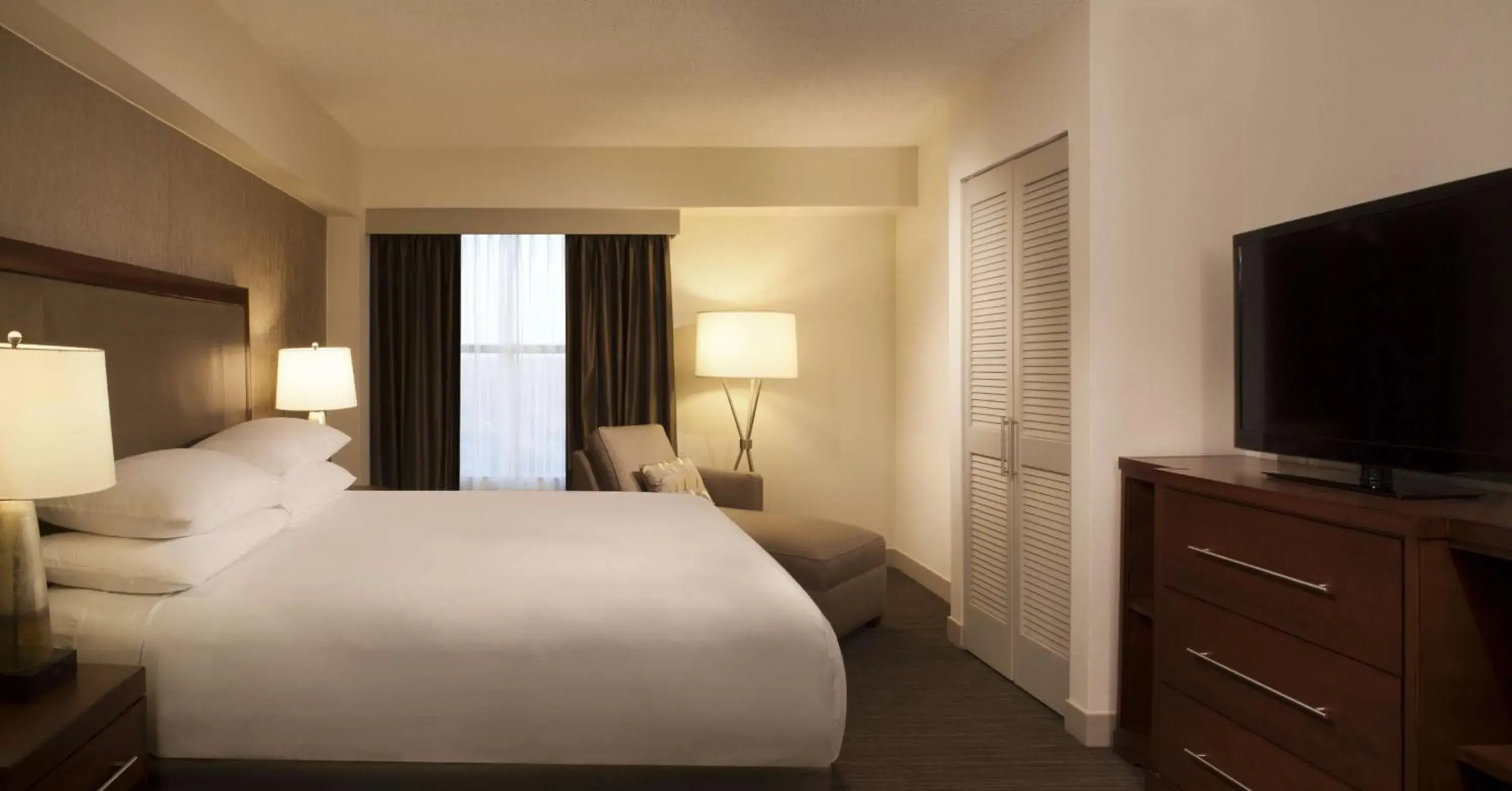 Photo of the whole room, Bed in Hyatt Regency Long Island Photo of the whole room, Bed in Hyatt Regency Long Island