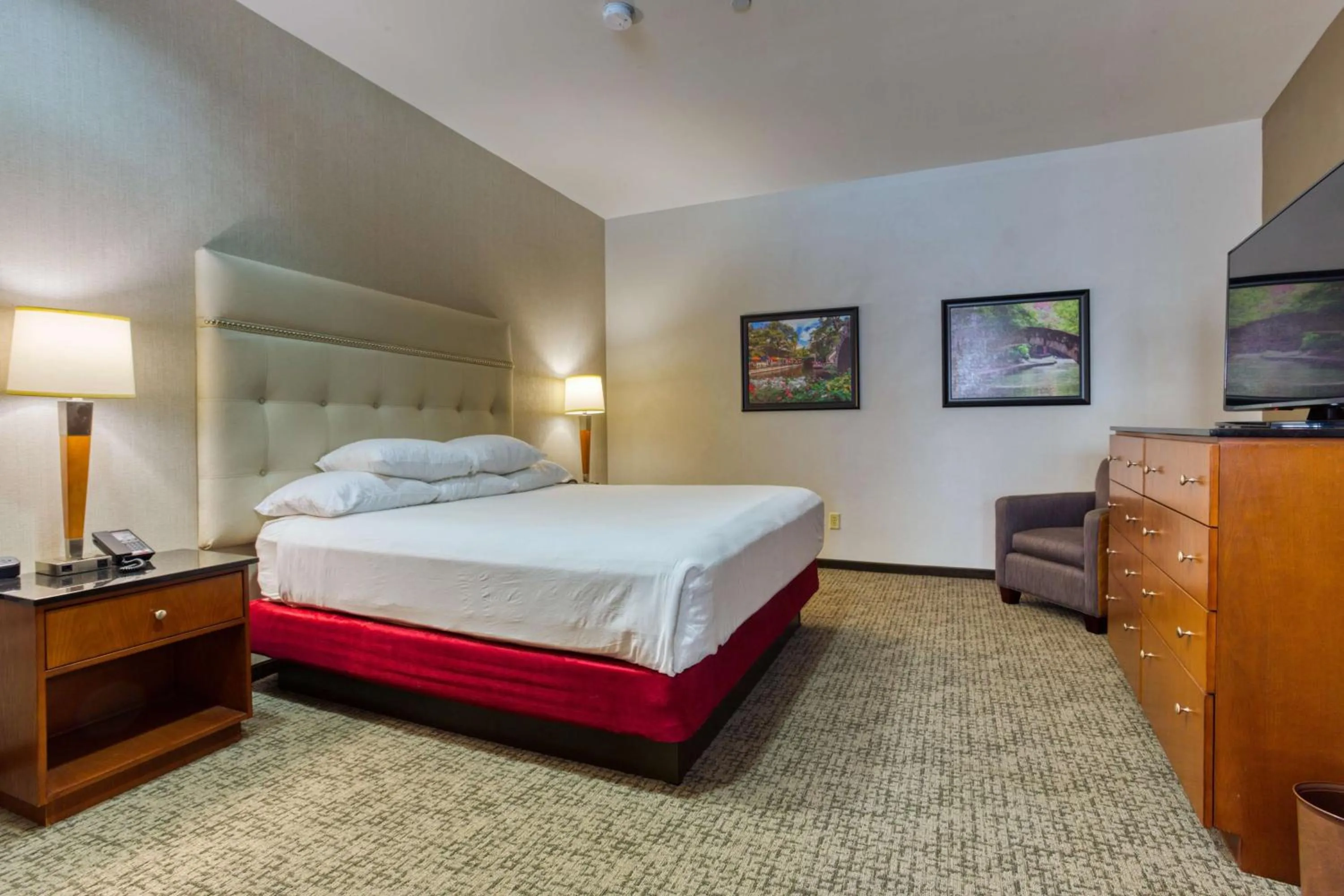Photo of the whole room, Bed in Drury Plaza Hotel San Antonio Riverwalk