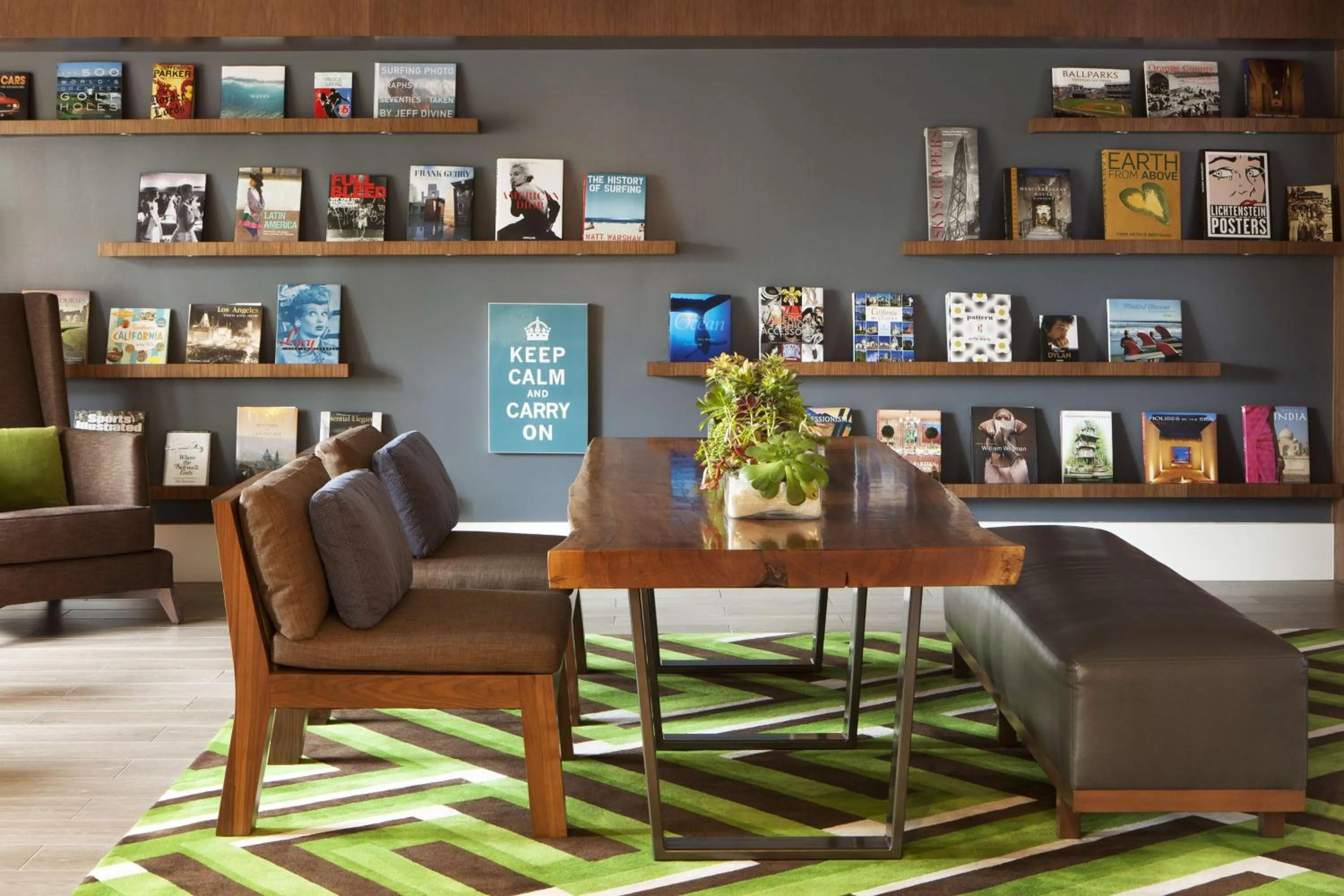 Lounge or bar in Hyatt Regency Newport Beach