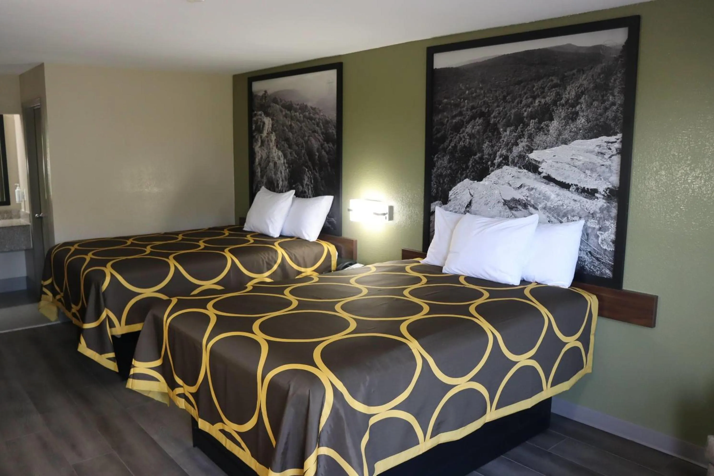 Photo of the whole room, Bed in Super 8 by Wyndham Cabot