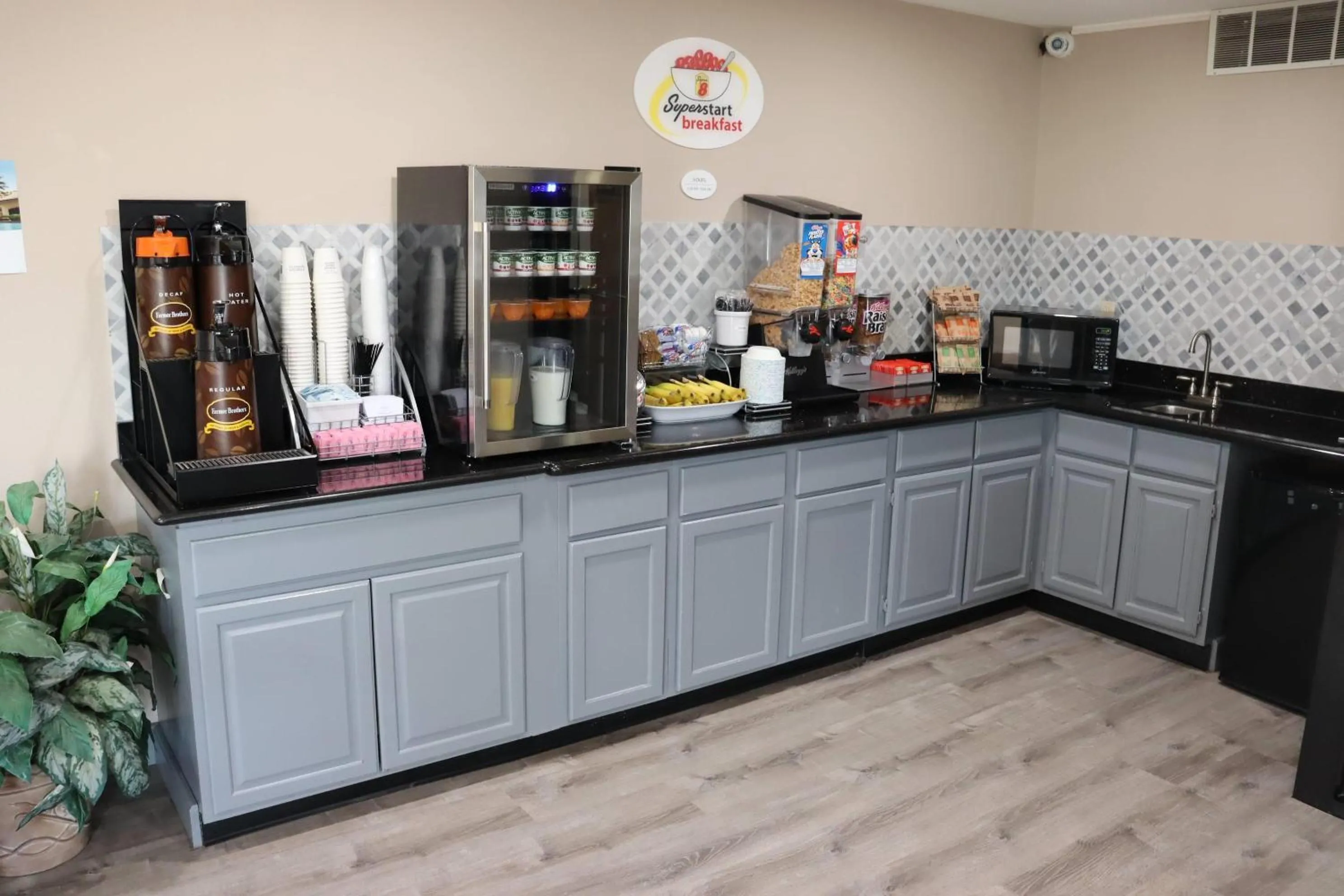 Restaurant/places to eat in Super 8 by Wyndham Cabot