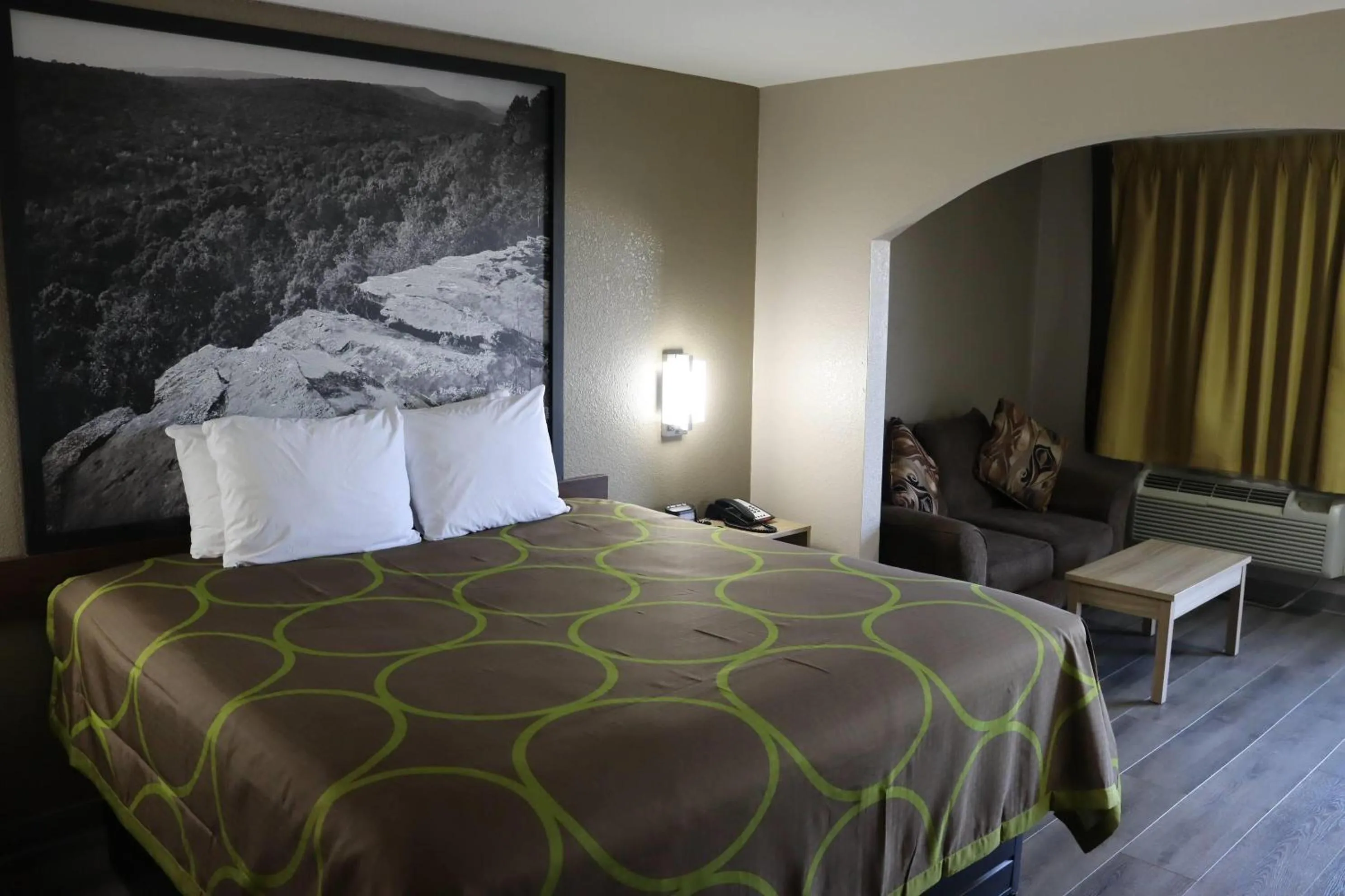 Photo of the whole room, Bed in Super 8 by Wyndham Cabot