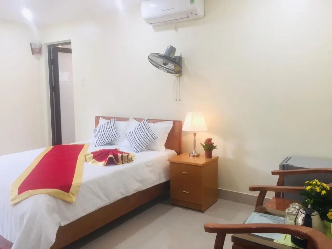 Bed in Cat Ba Thailand Hotel