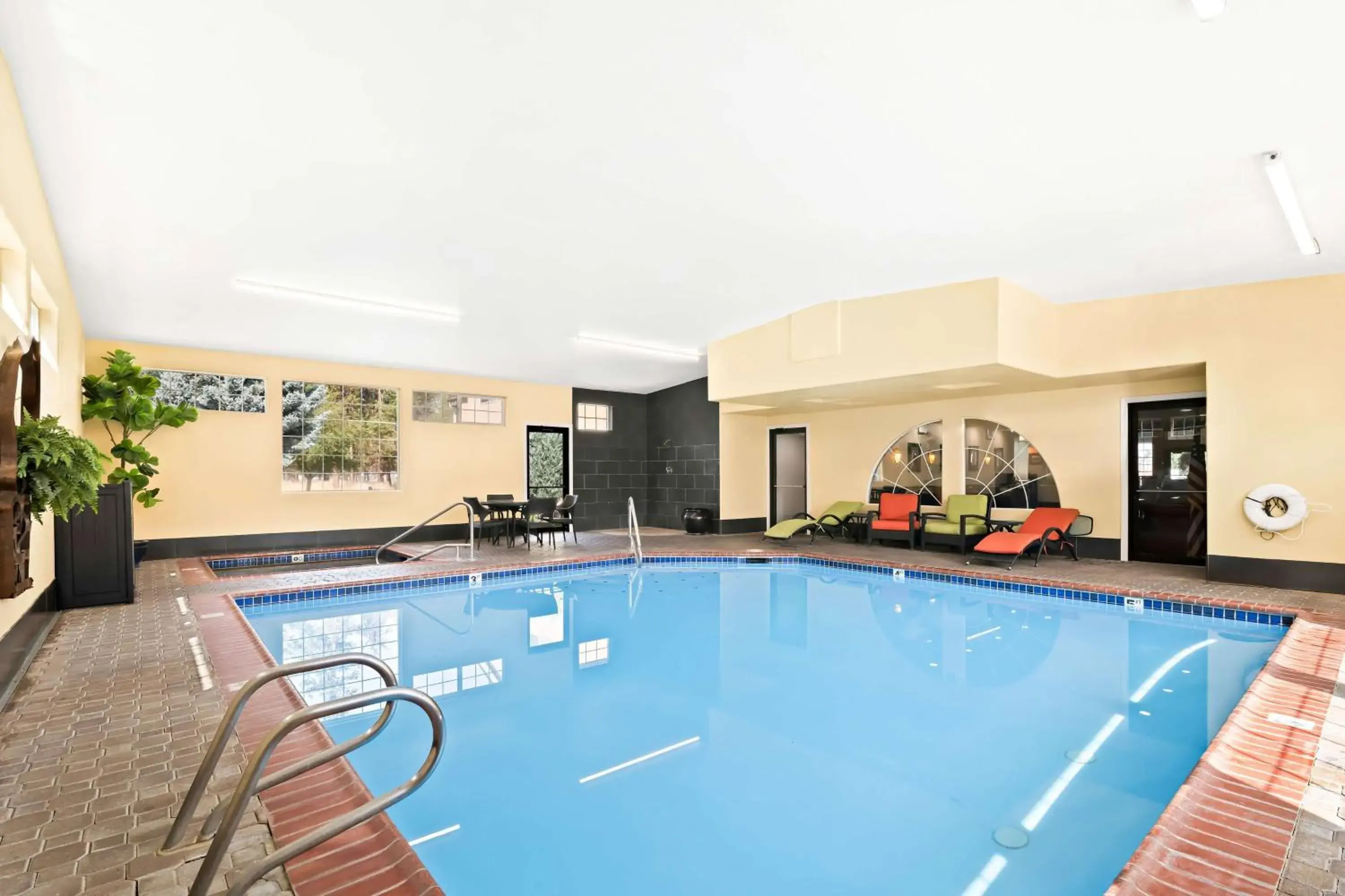 Pool view in Best Western Newberry Station Pool view in Best Western Newberry Station