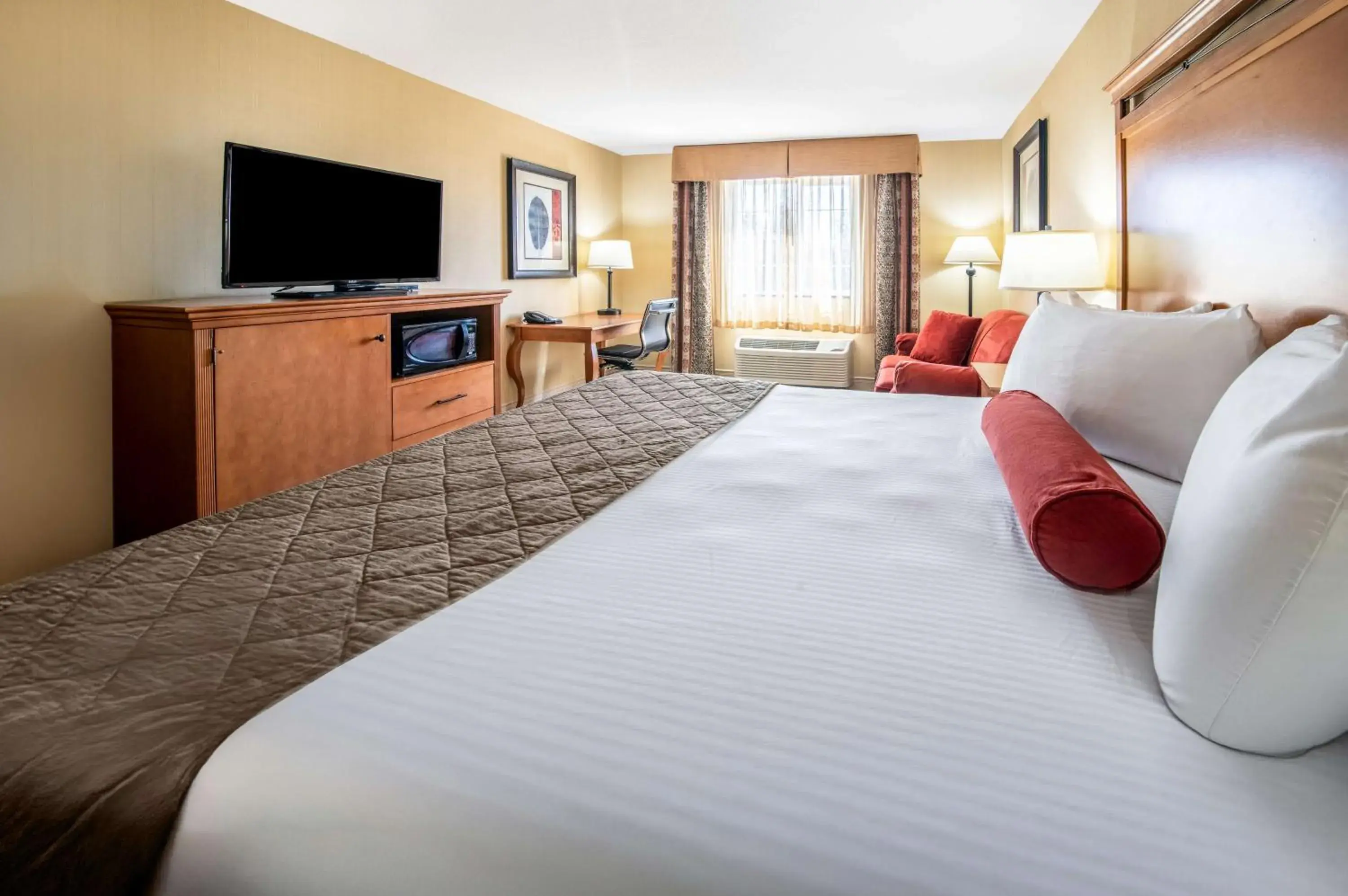 Bedroom, Bed in Best Western Newberry Station Bedroom, Bed in Best Western Newberry Station