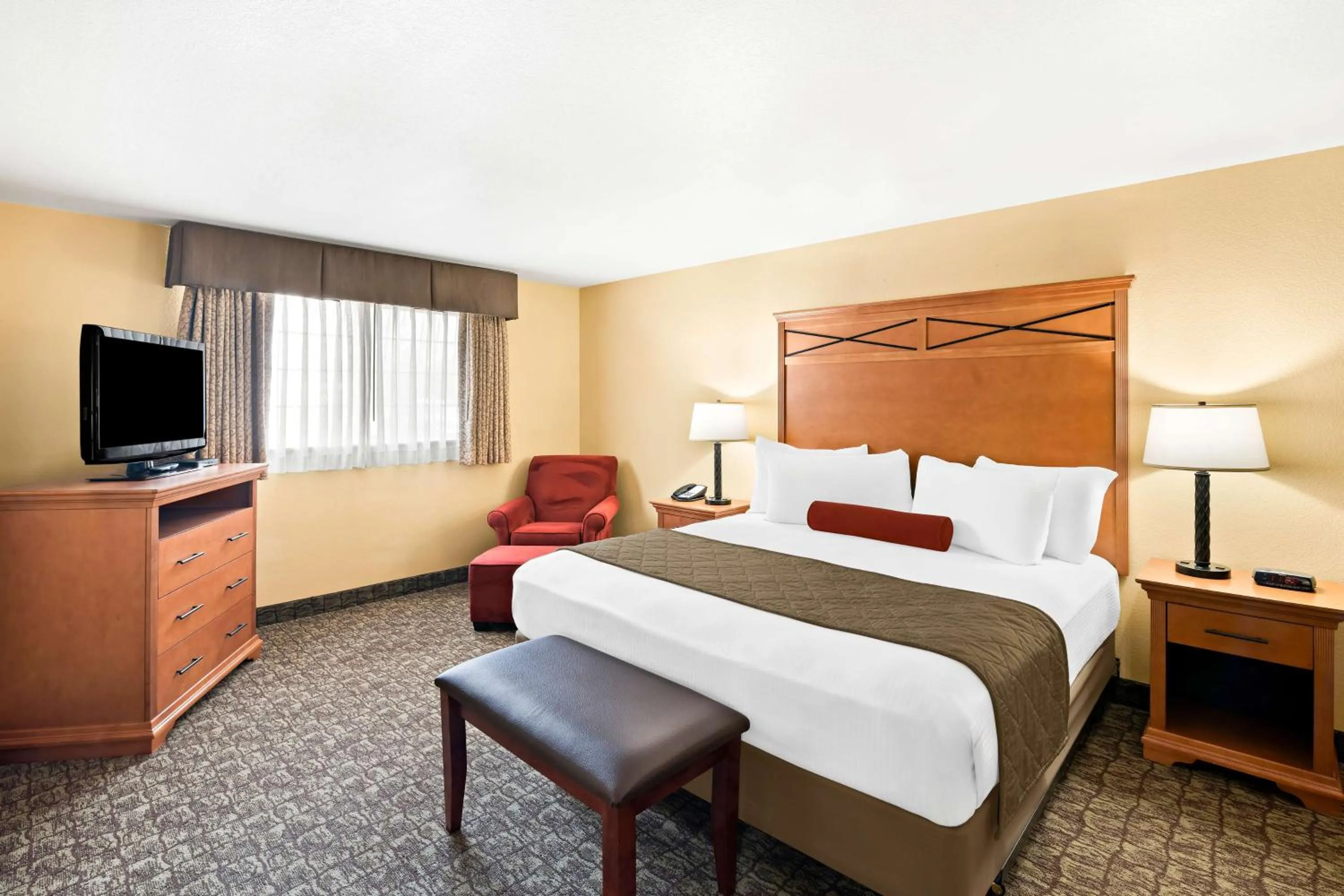Photo of the whole room, Bed in Best Western Newberry Station