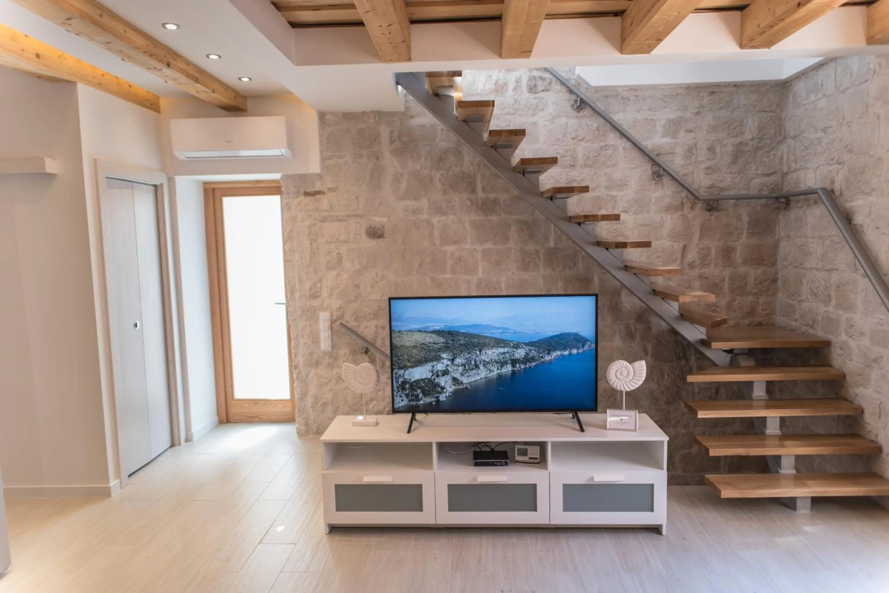 TV and multimedia in Limestone Heritage House