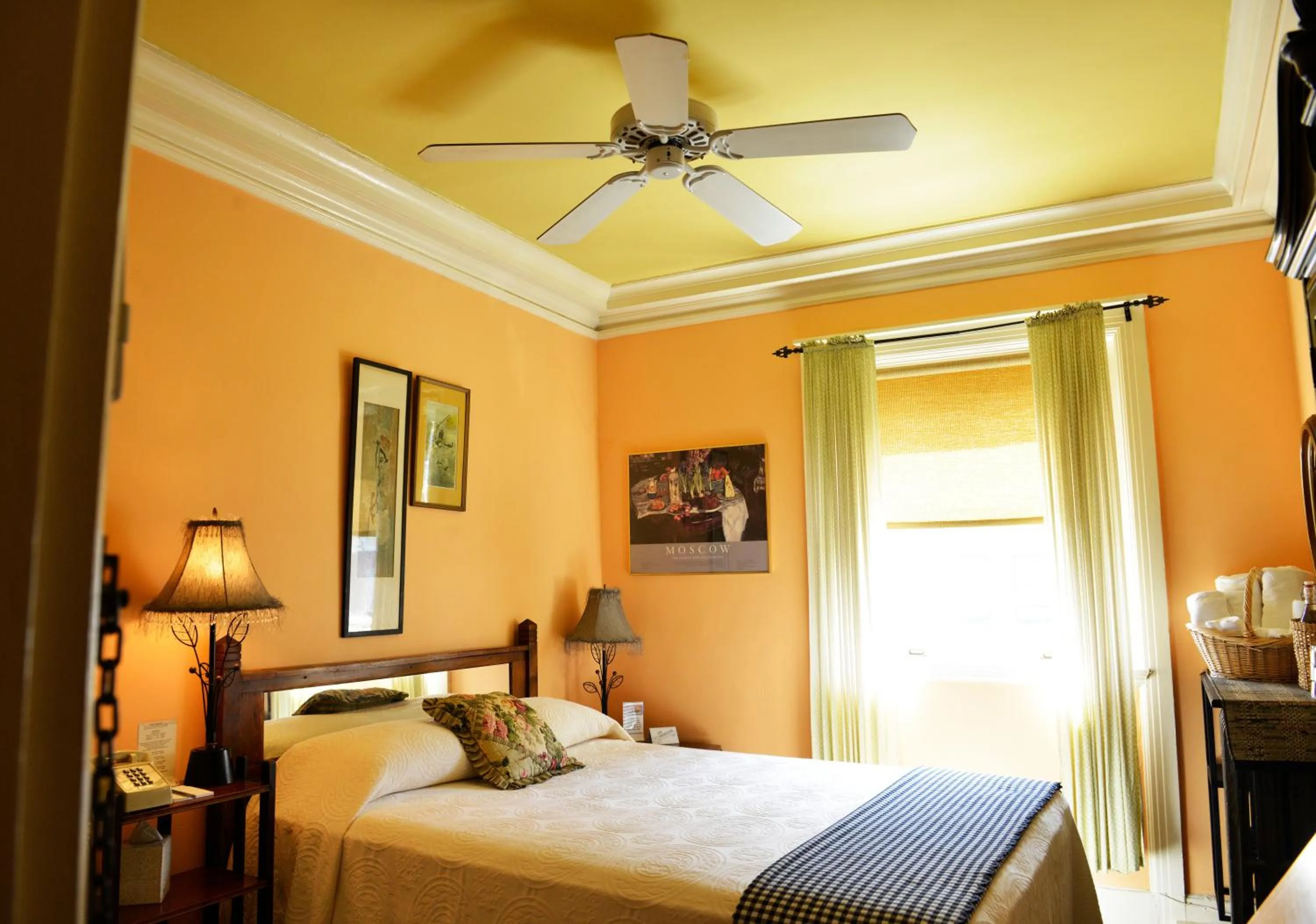 Bed in Hotel Tabard Inn