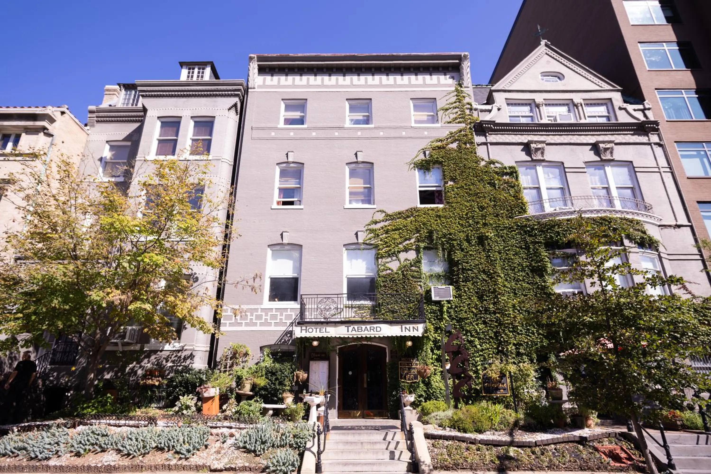 Property building in Hotel Tabard Inn