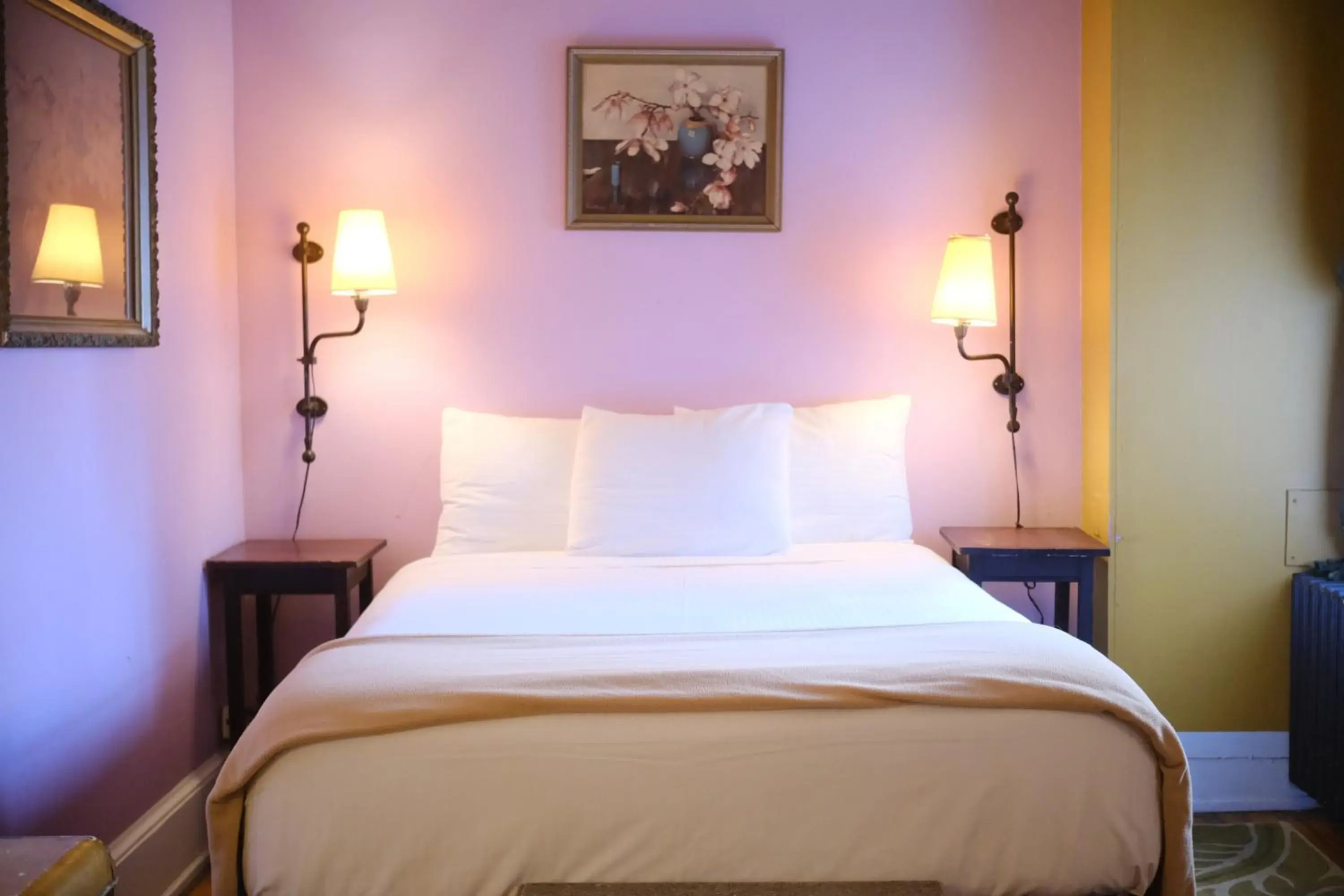 Bed in Hotel Tabard Inn Bed in Hotel Tabard Inn