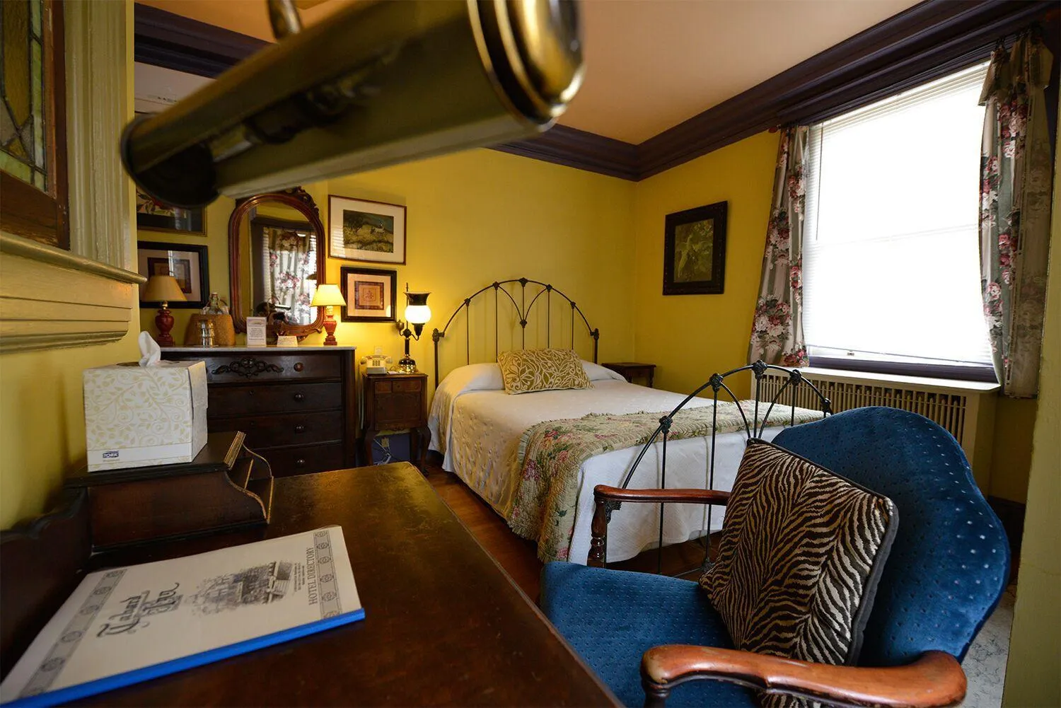 Bed in Hotel Tabard Inn