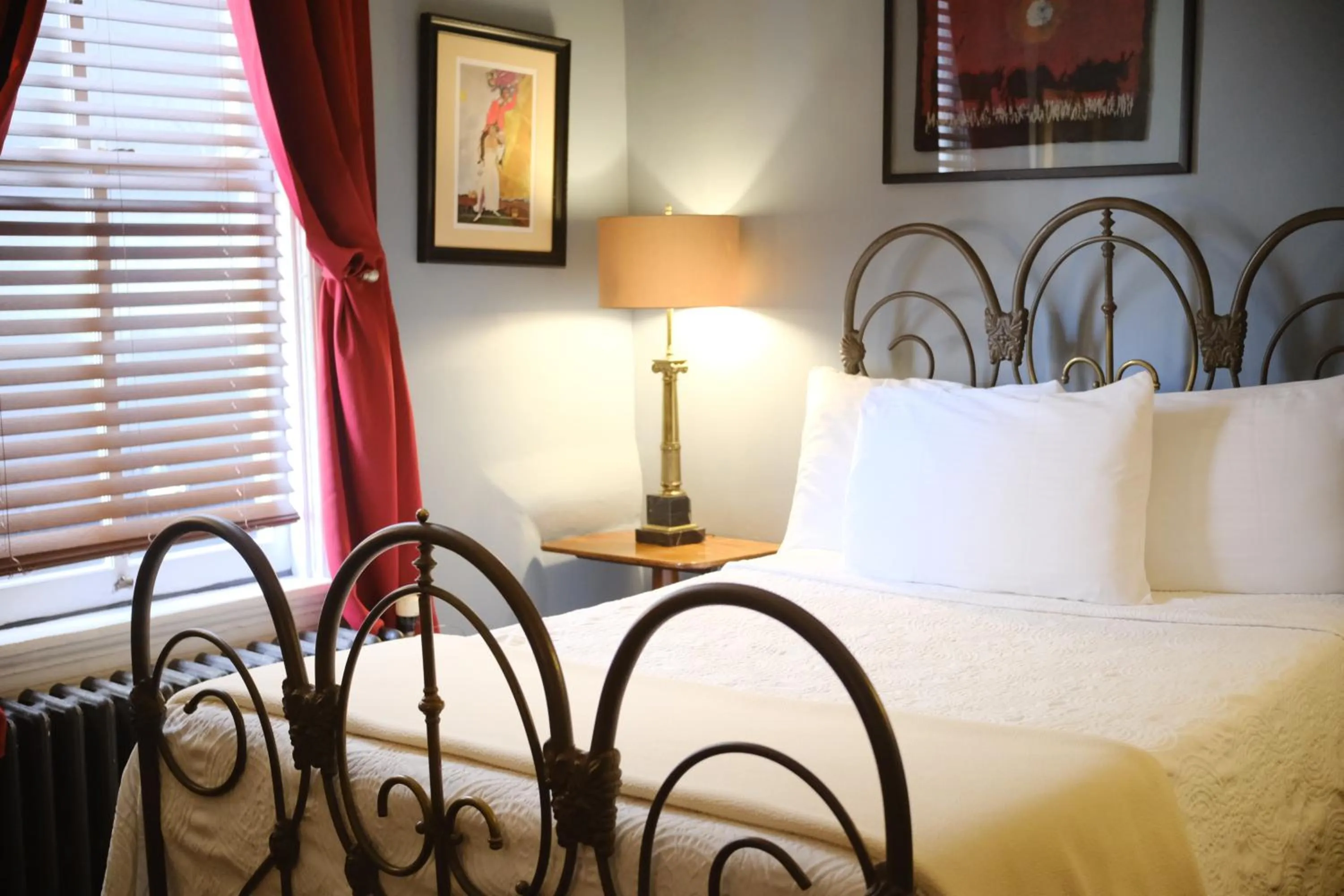 Bed in Hotel Tabard Inn