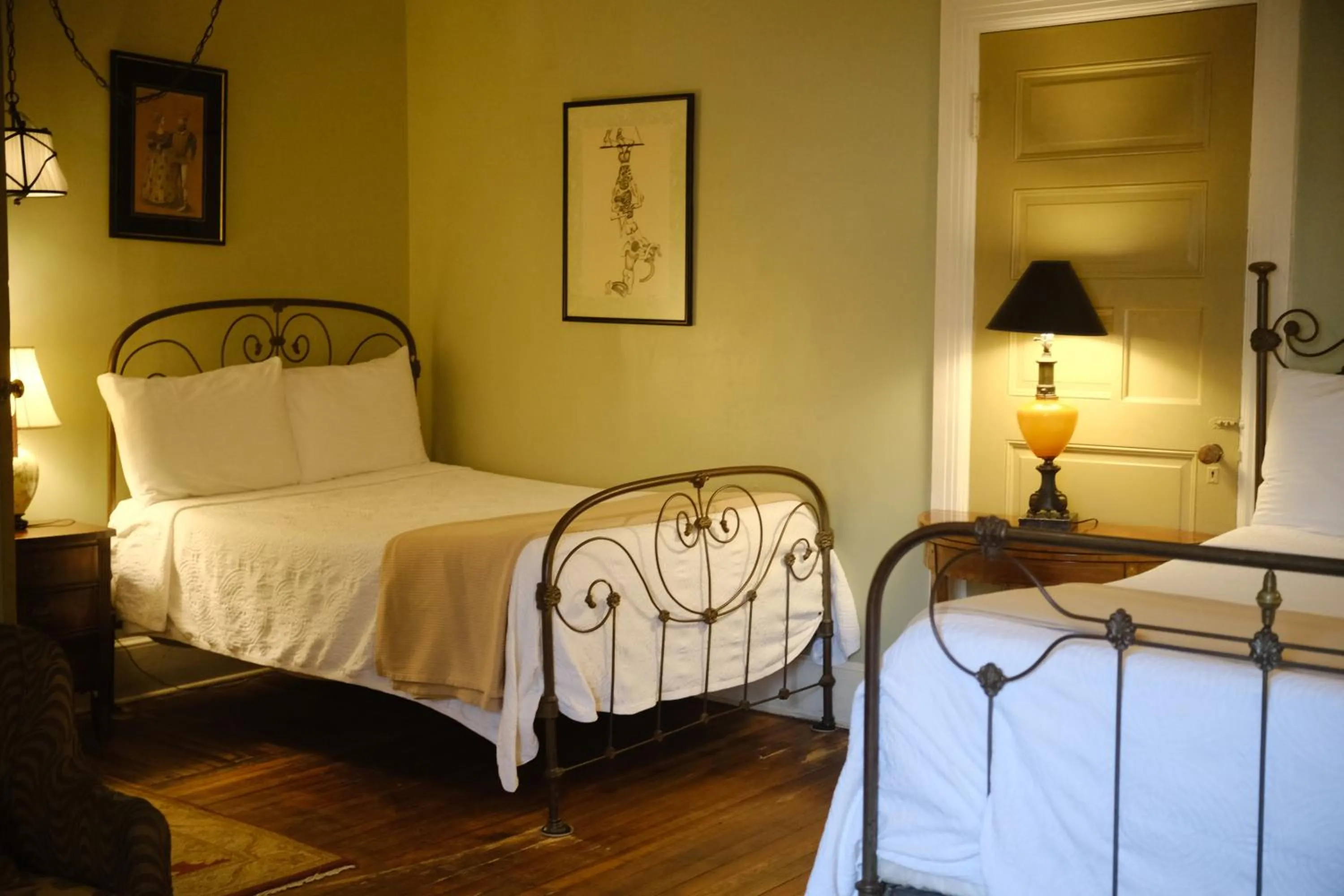 Bed in Hotel Tabard Inn