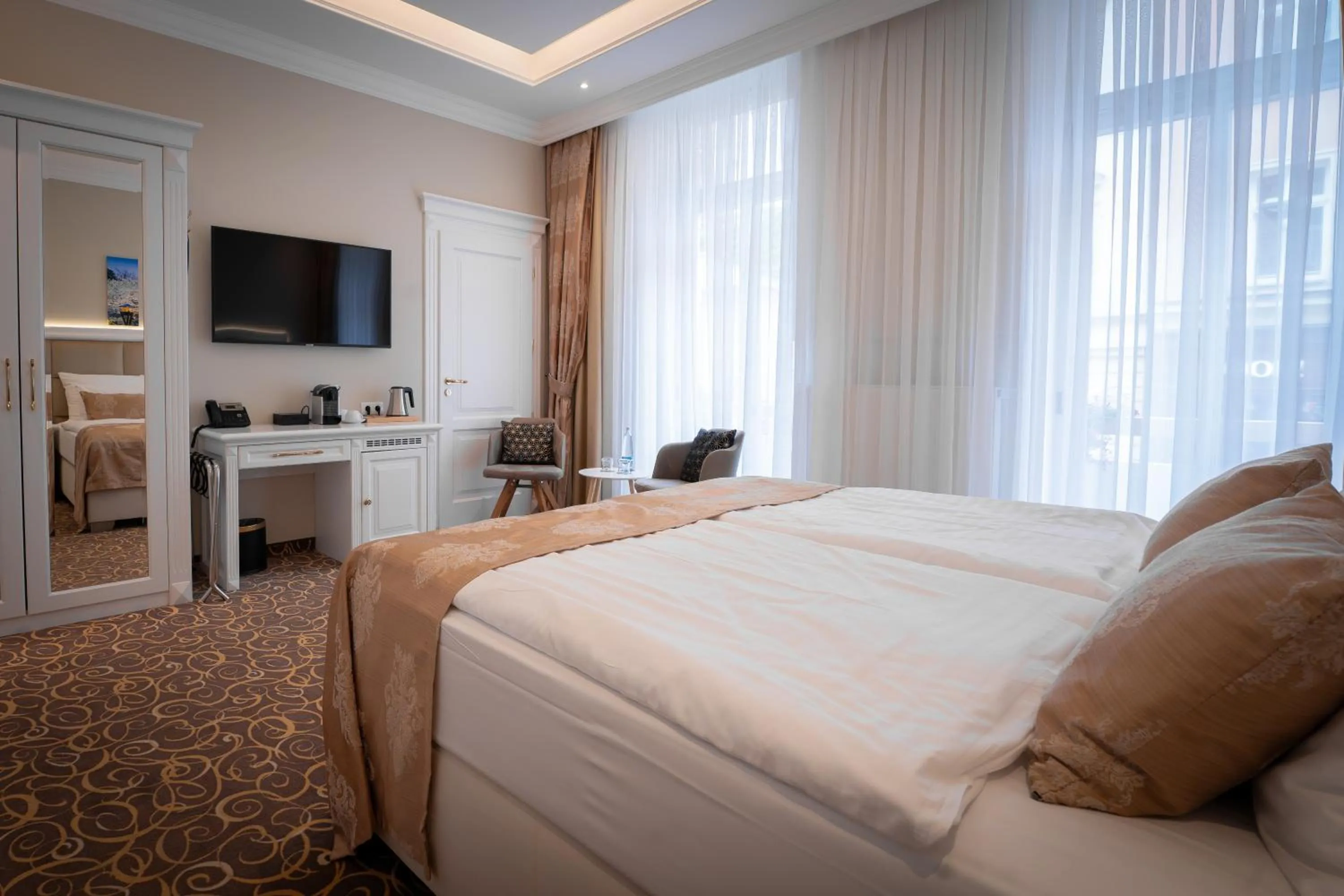 TV and multimedia, Bed in Golden Key Boutique Hotel