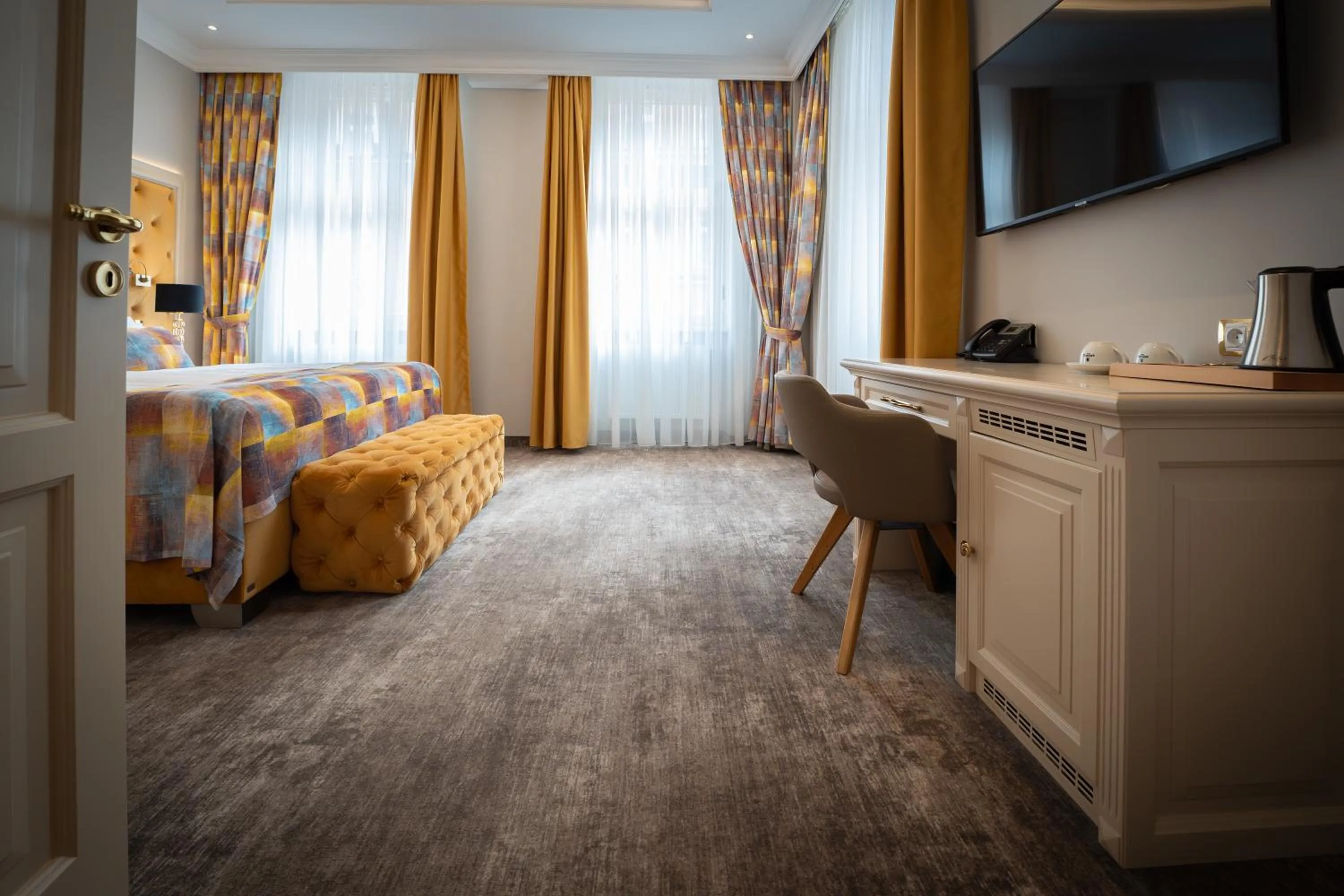 TV and multimedia, Bed in Golden Key Boutique Hotel