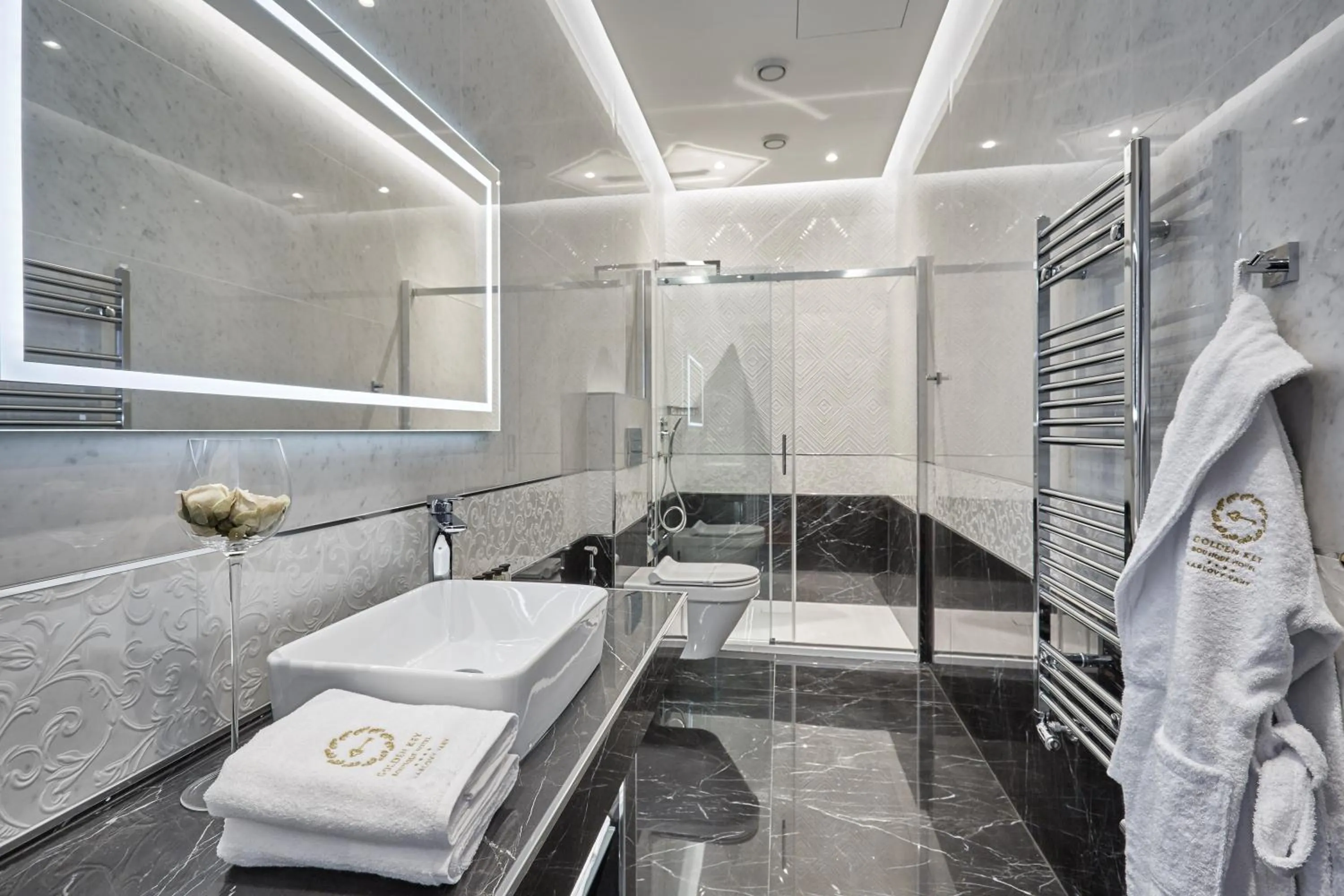 Shower in Golden Key Boutique Hotel