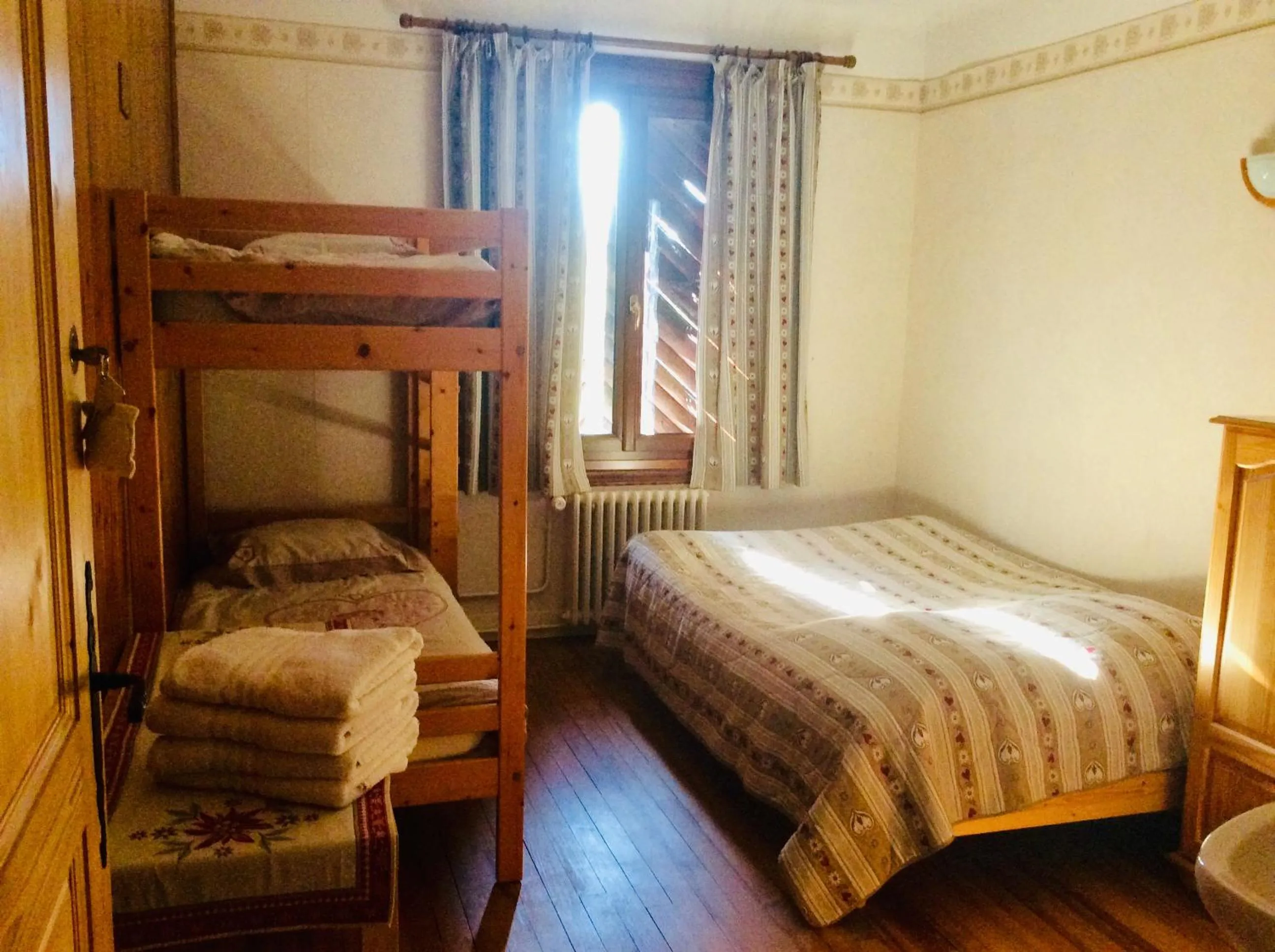 Photo of the whole room, Bed in Au Refuge de Blanche