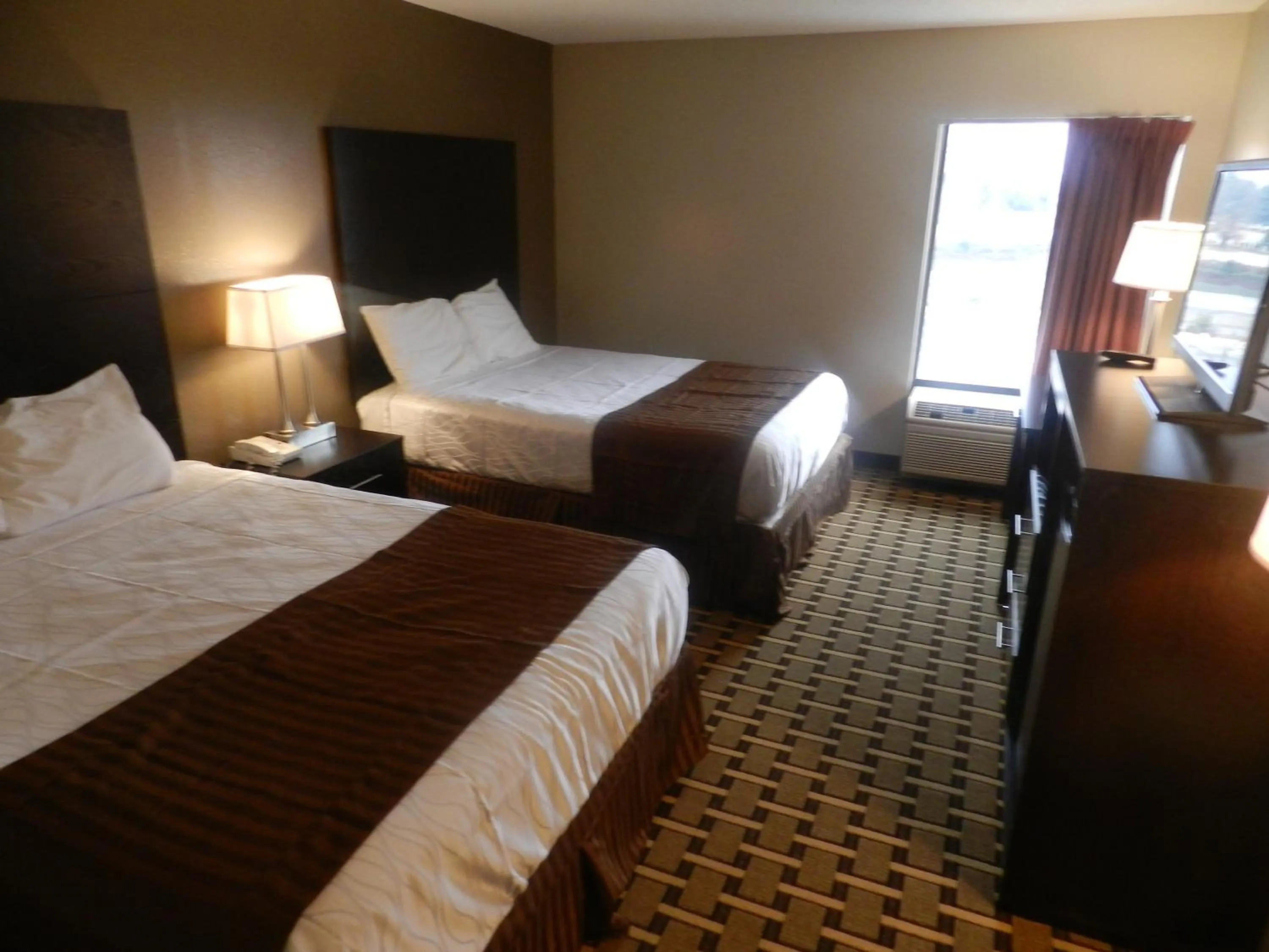 Photo of the whole room, Bed in Haven Inn & Suites