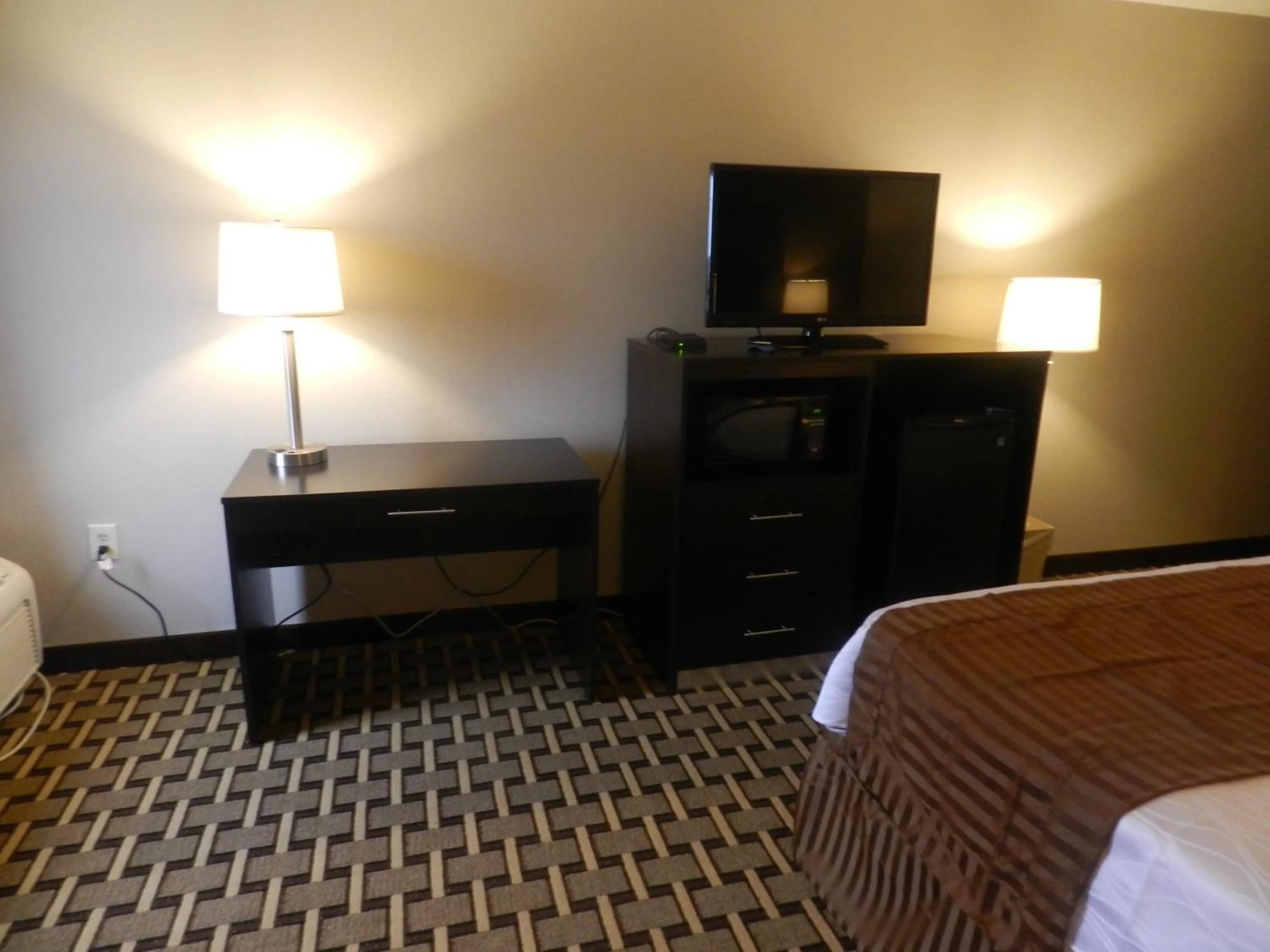 TV and multimedia, Bed in Haven Inn & Suites