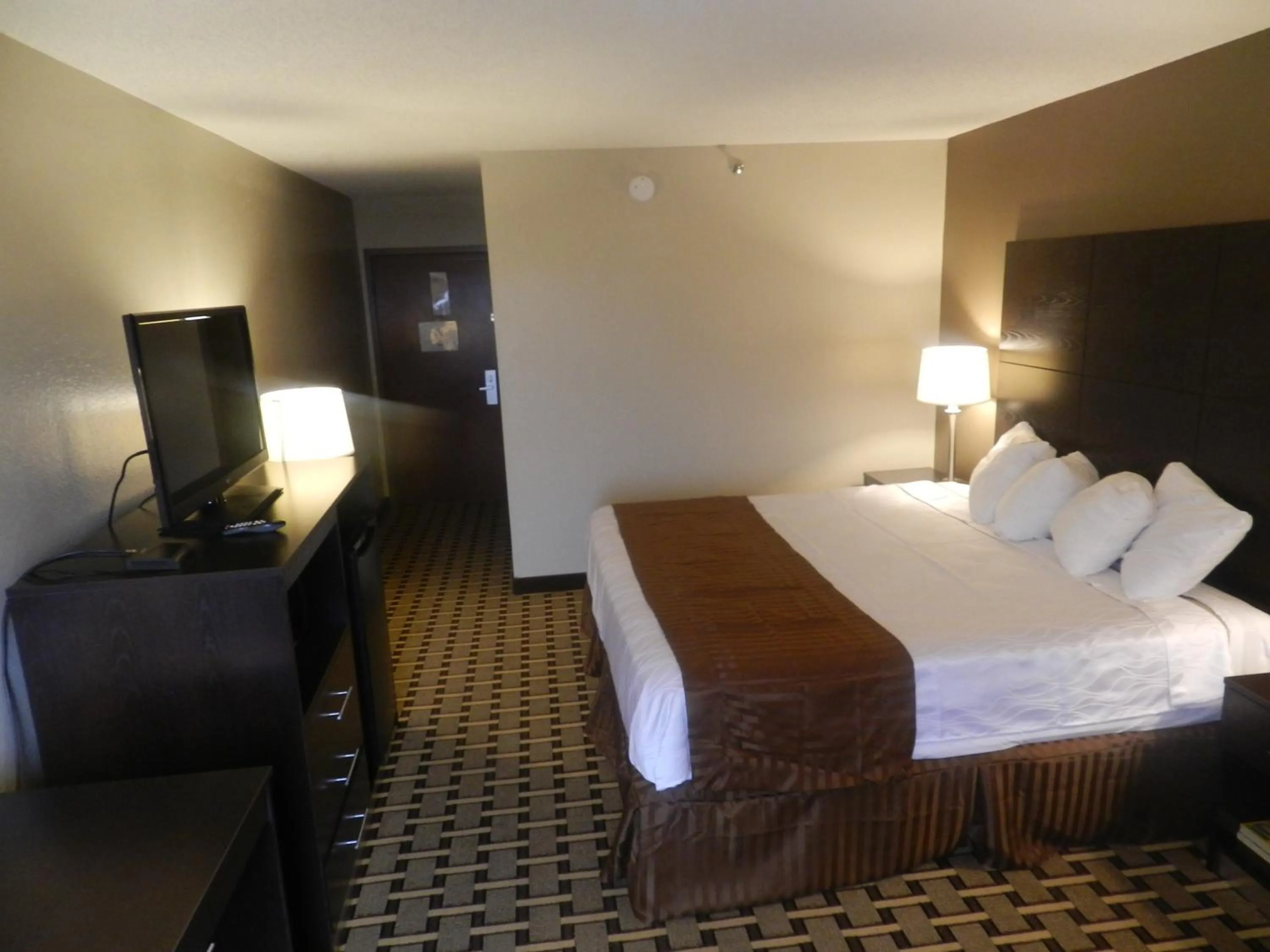 Photo of the whole room, Bed in Haven Inn & Suites