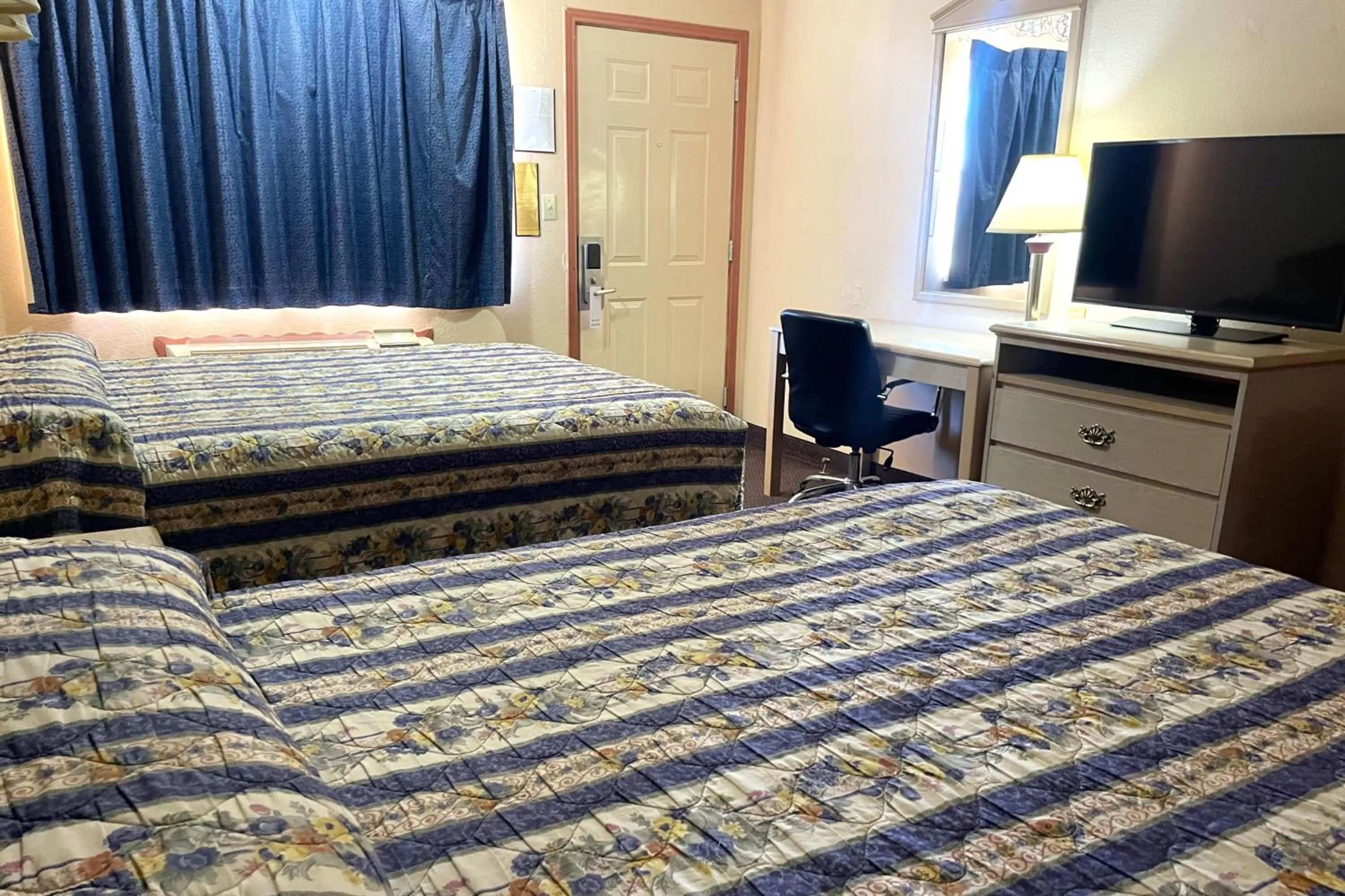 Bedroom, Bed in Seminole Inn Near New Mexico Hwy 62