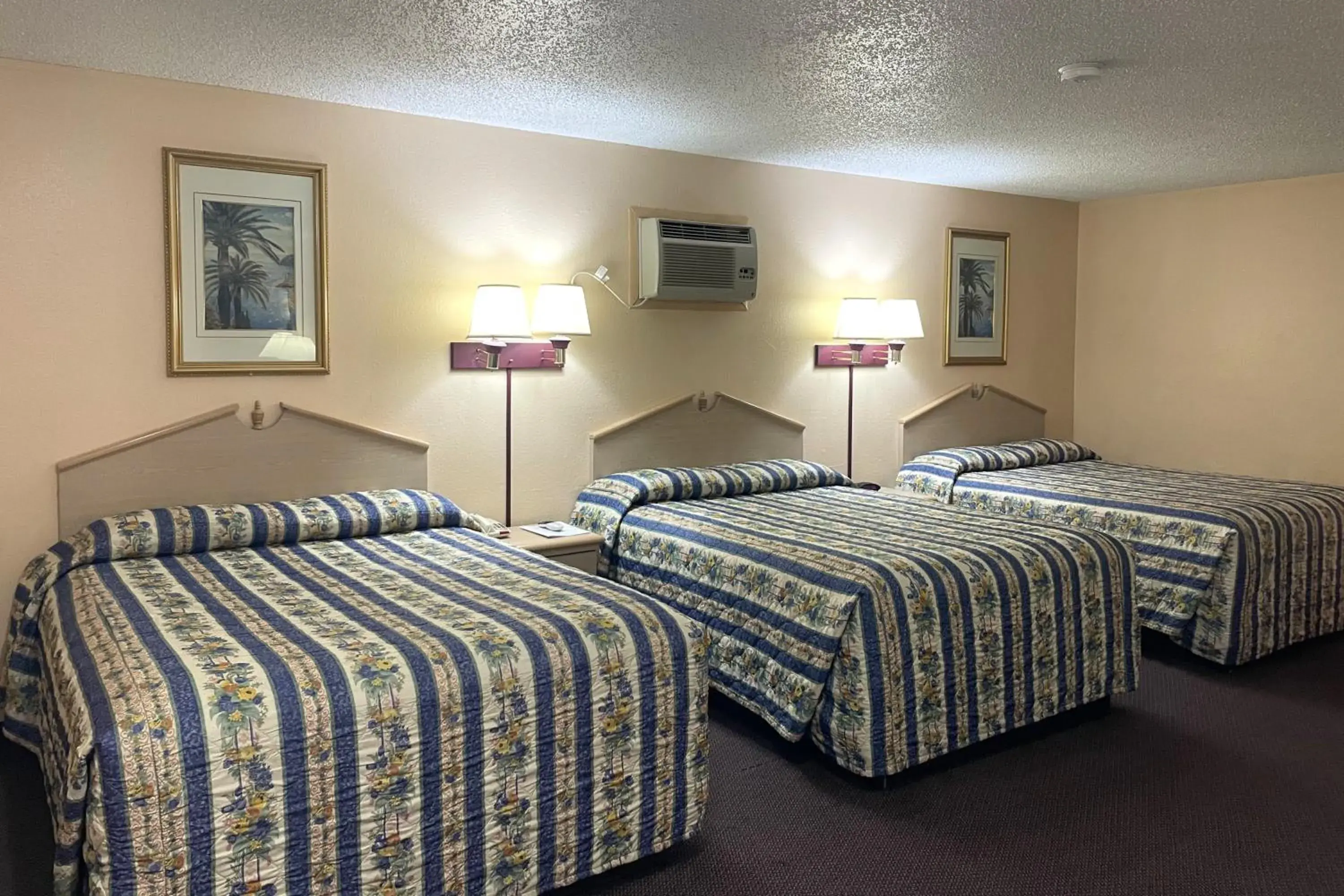 Deluxe 3 Queen Beds Suite Non-Smoking in Seminole Inn Near New Mexico Hwy 62 Deluxe 3 Queen Beds Suite Non-Smoking in Seminole Inn Near New Mexico Hwy 62