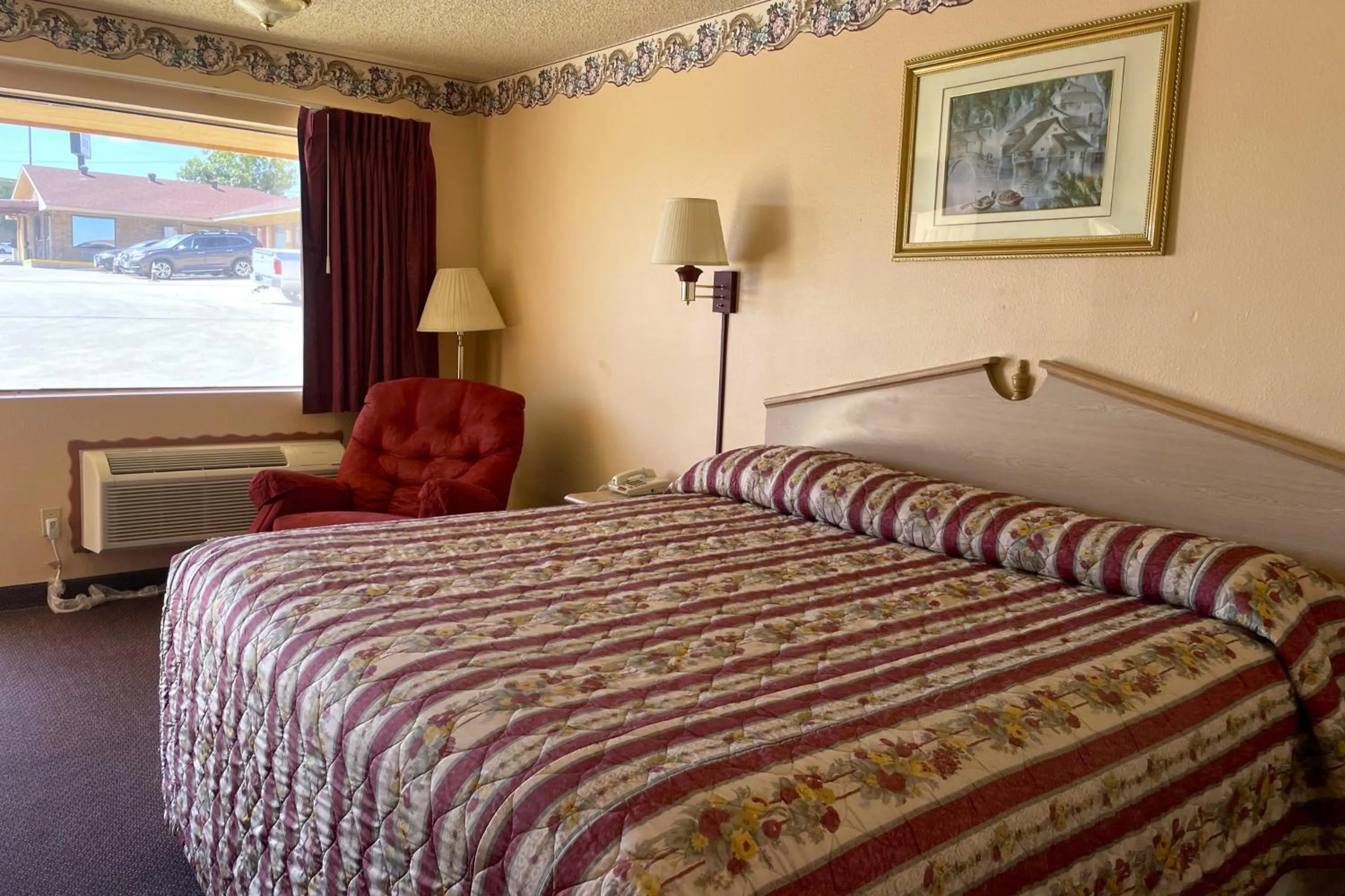 Bedroom, Bed in Seminole Inn Near New Mexico Hwy 62