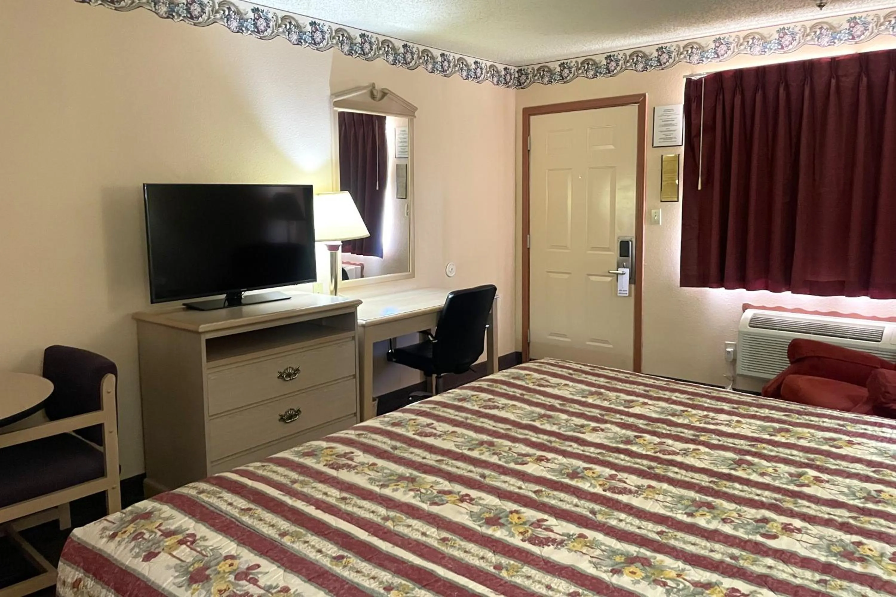 Bedroom, Bed in Seminole Inn Near New Mexico Hwy 62