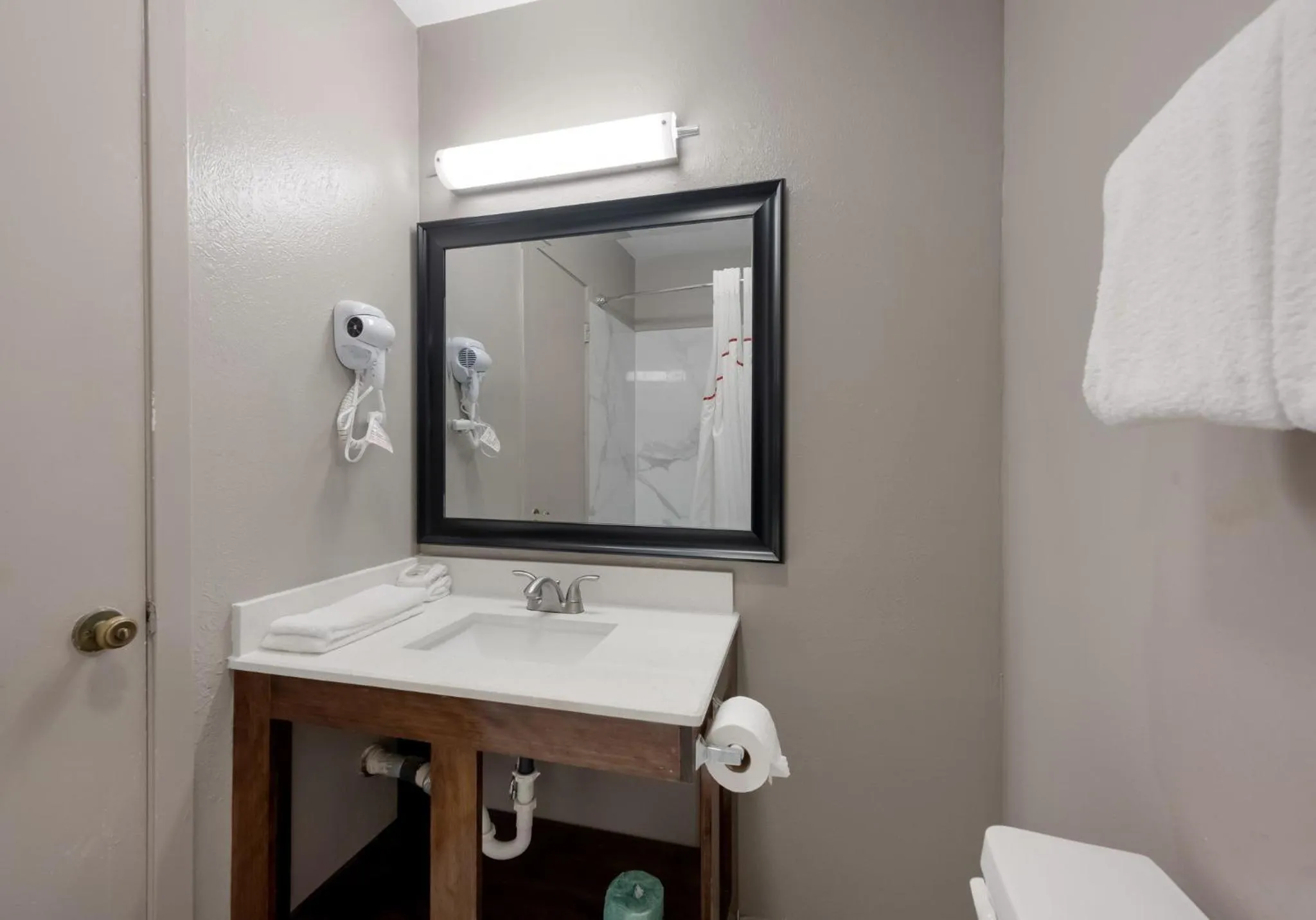 Bathroom in Red Roof Inn Madisonville