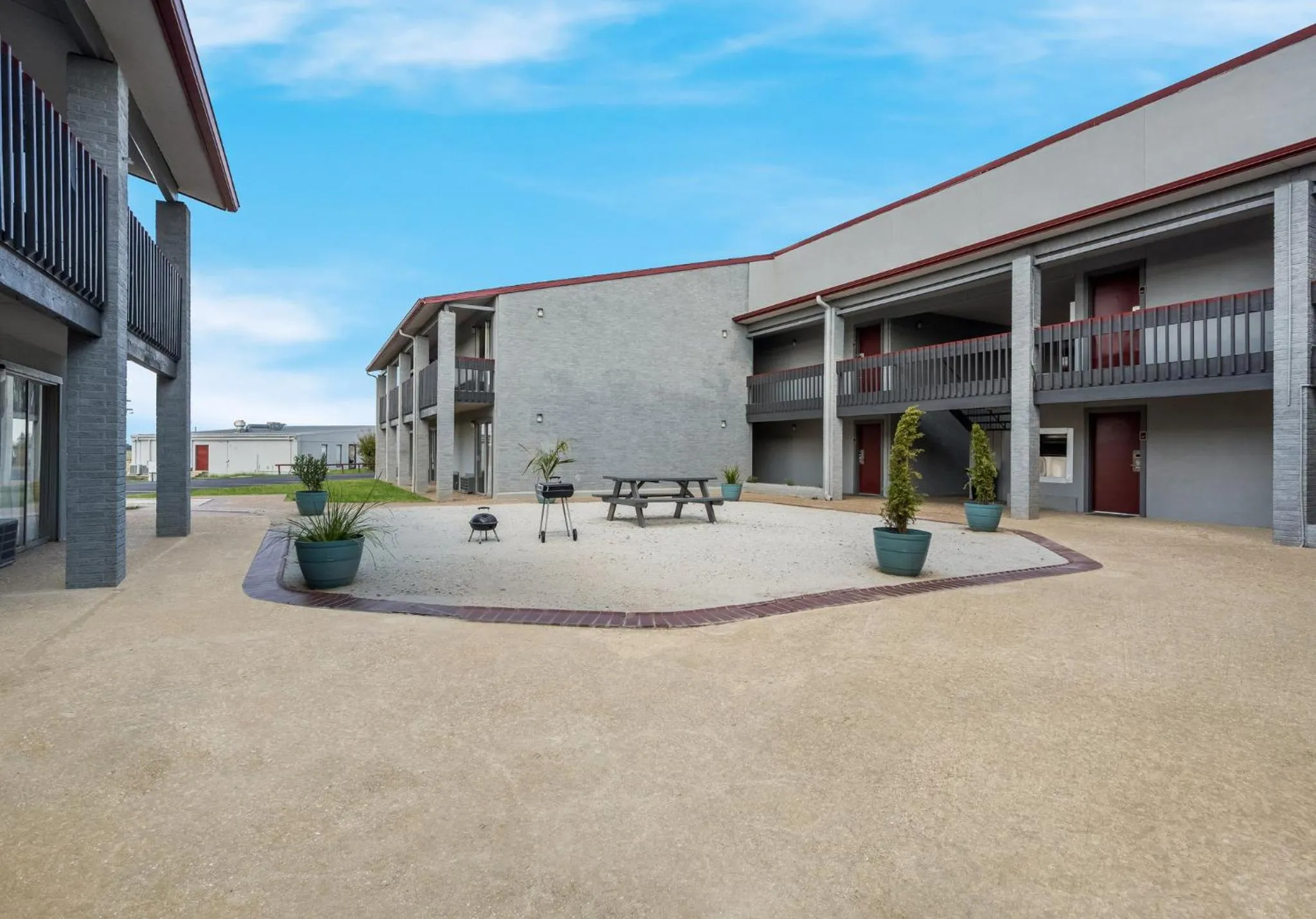 Inner courtyard view in Red Roof Inn Madisonville
