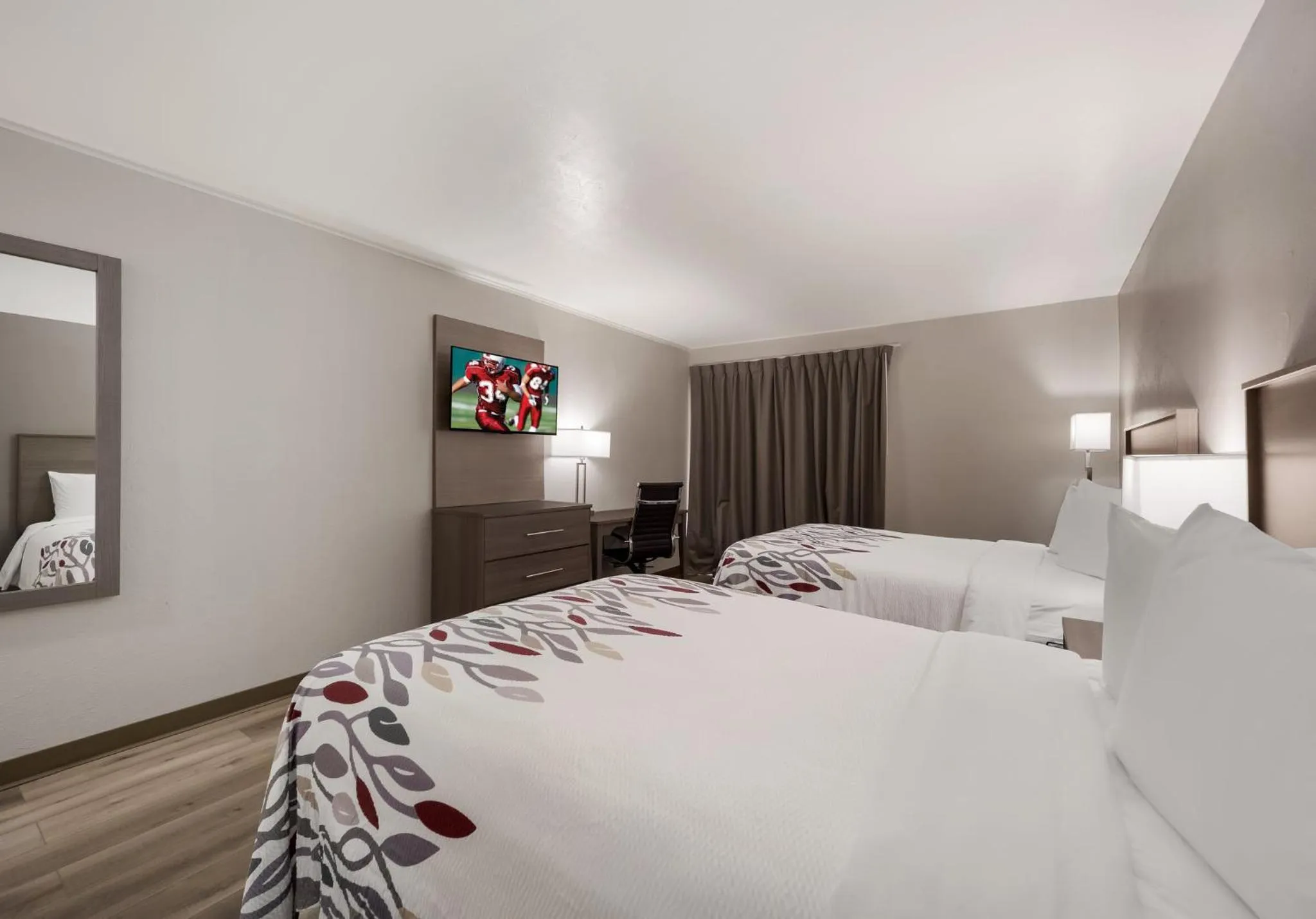 Photo of the whole room, Bed in Red Roof Inn Madisonville