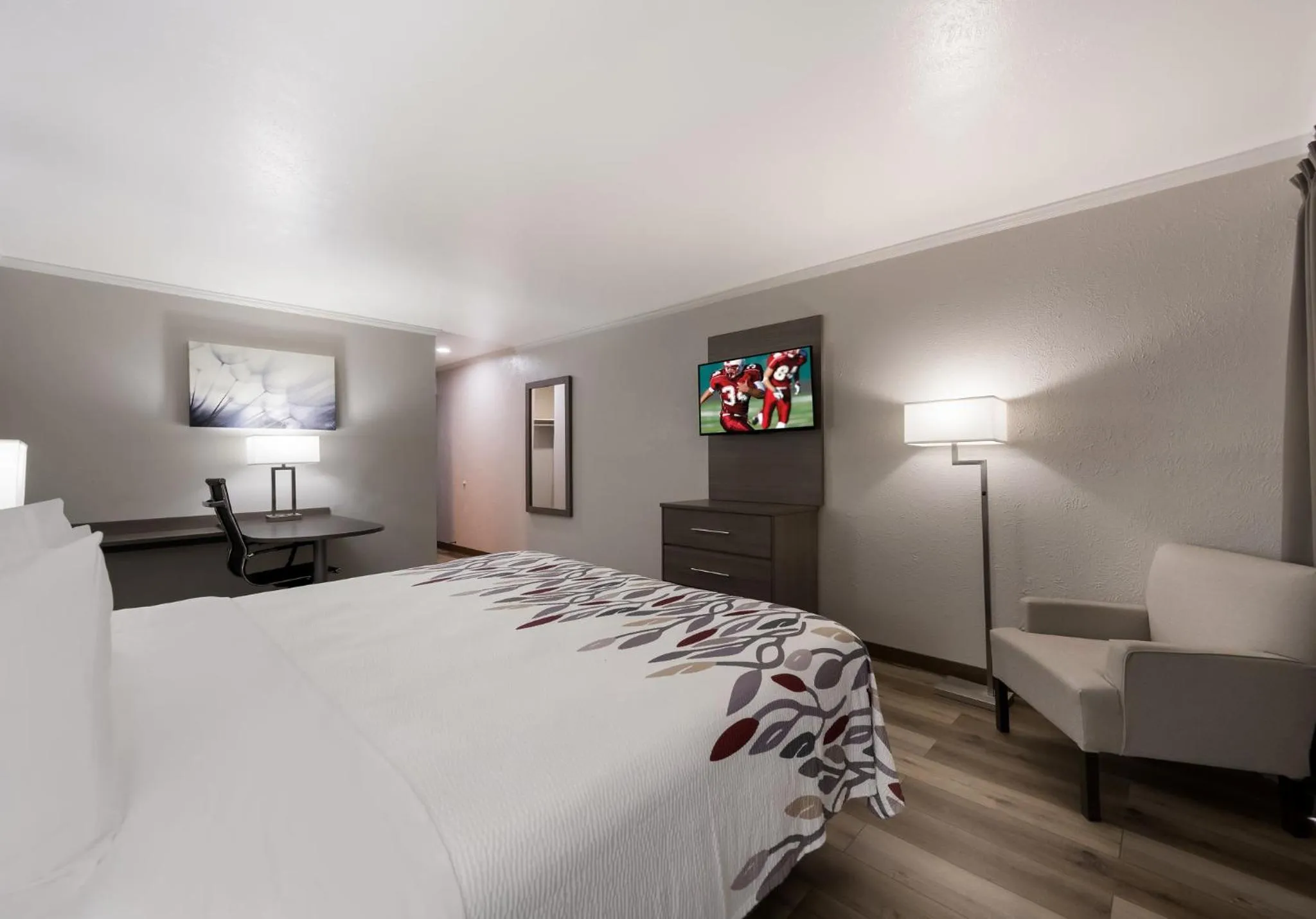 Photo of the whole room, Bed in Red Roof Inn Madisonville