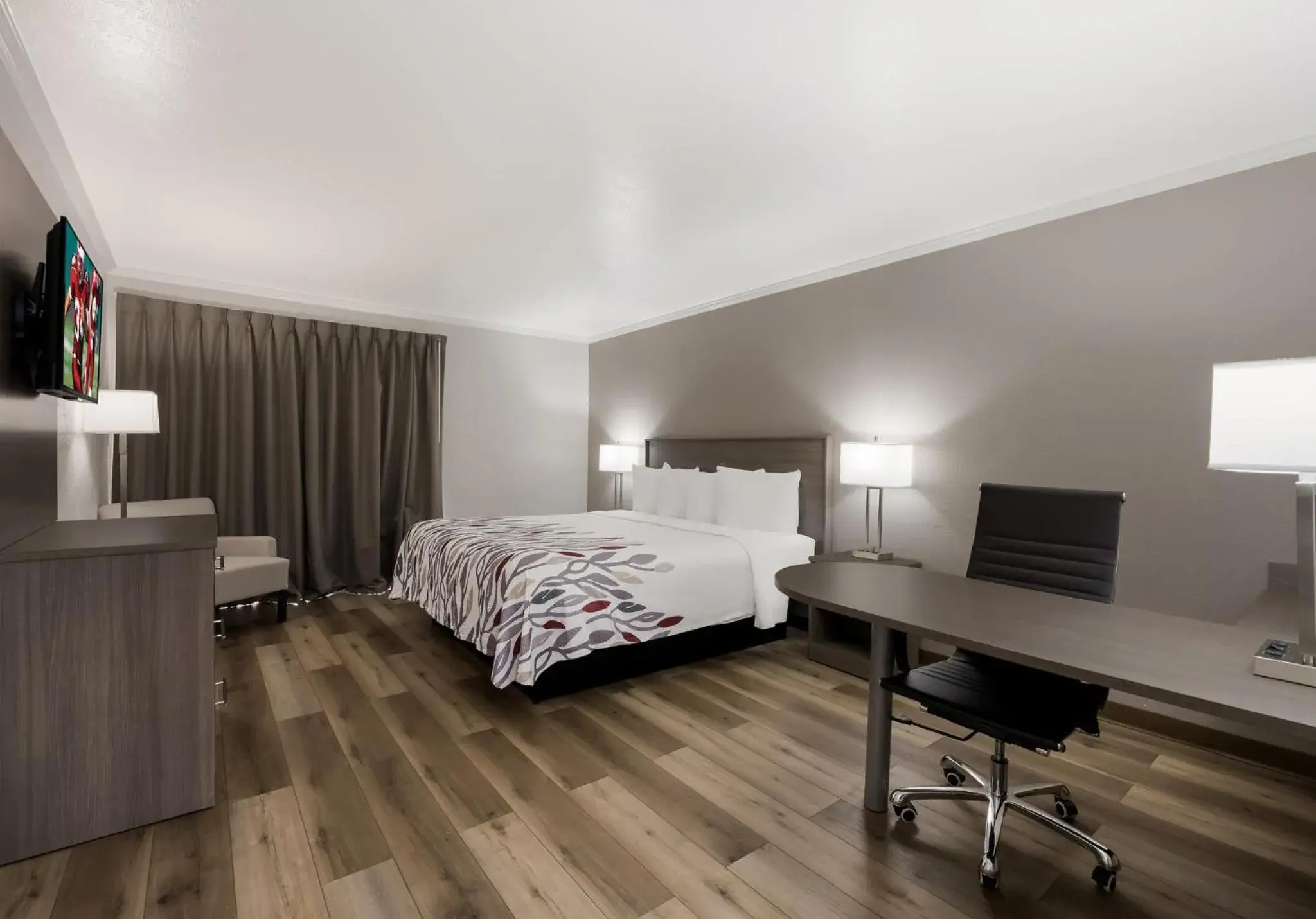 Deluxe King Room Non-Smoking in Red Roof Inn Madisonville Deluxe King Room Non-Smoking in Red Roof Inn Madisonville