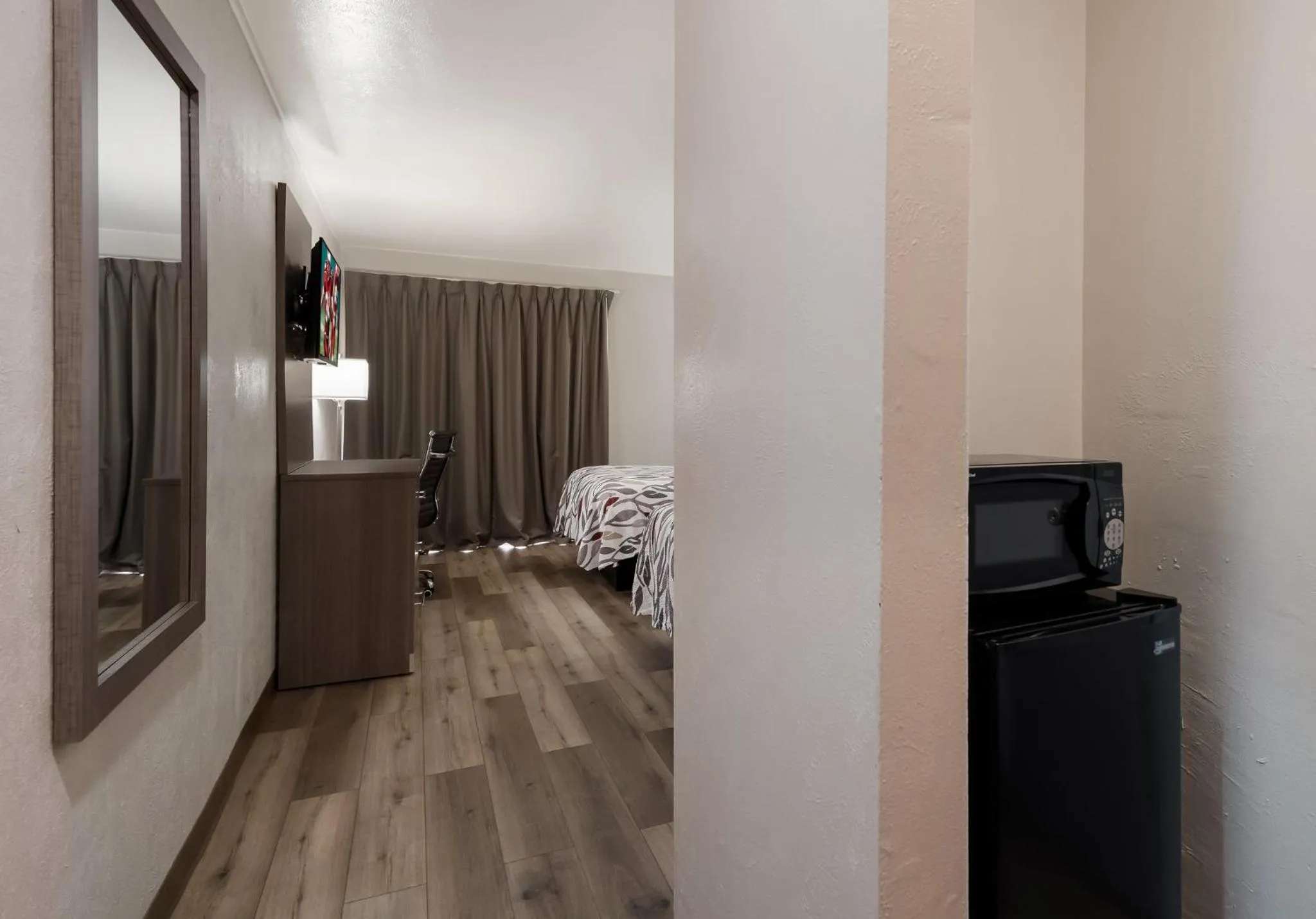 Photo of the whole room in Red Roof Inn Madisonville