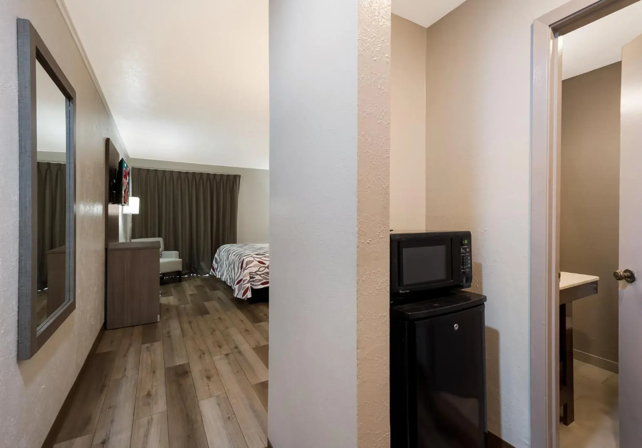 Bedroom in Red Roof Inn Madisonville Bedroom in Red Roof Inn Madisonville