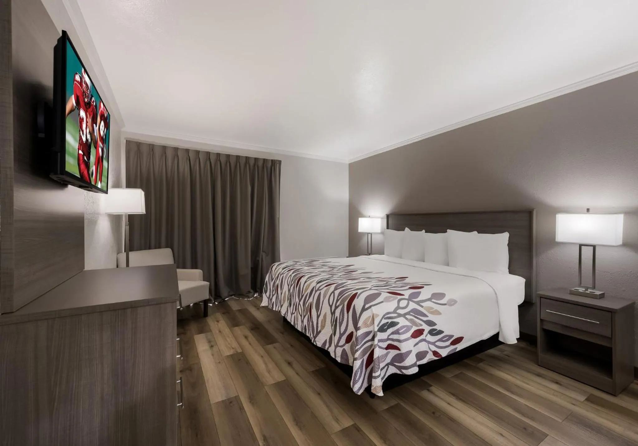 Photo of the whole room, Bed in Red Roof Inn Madisonville