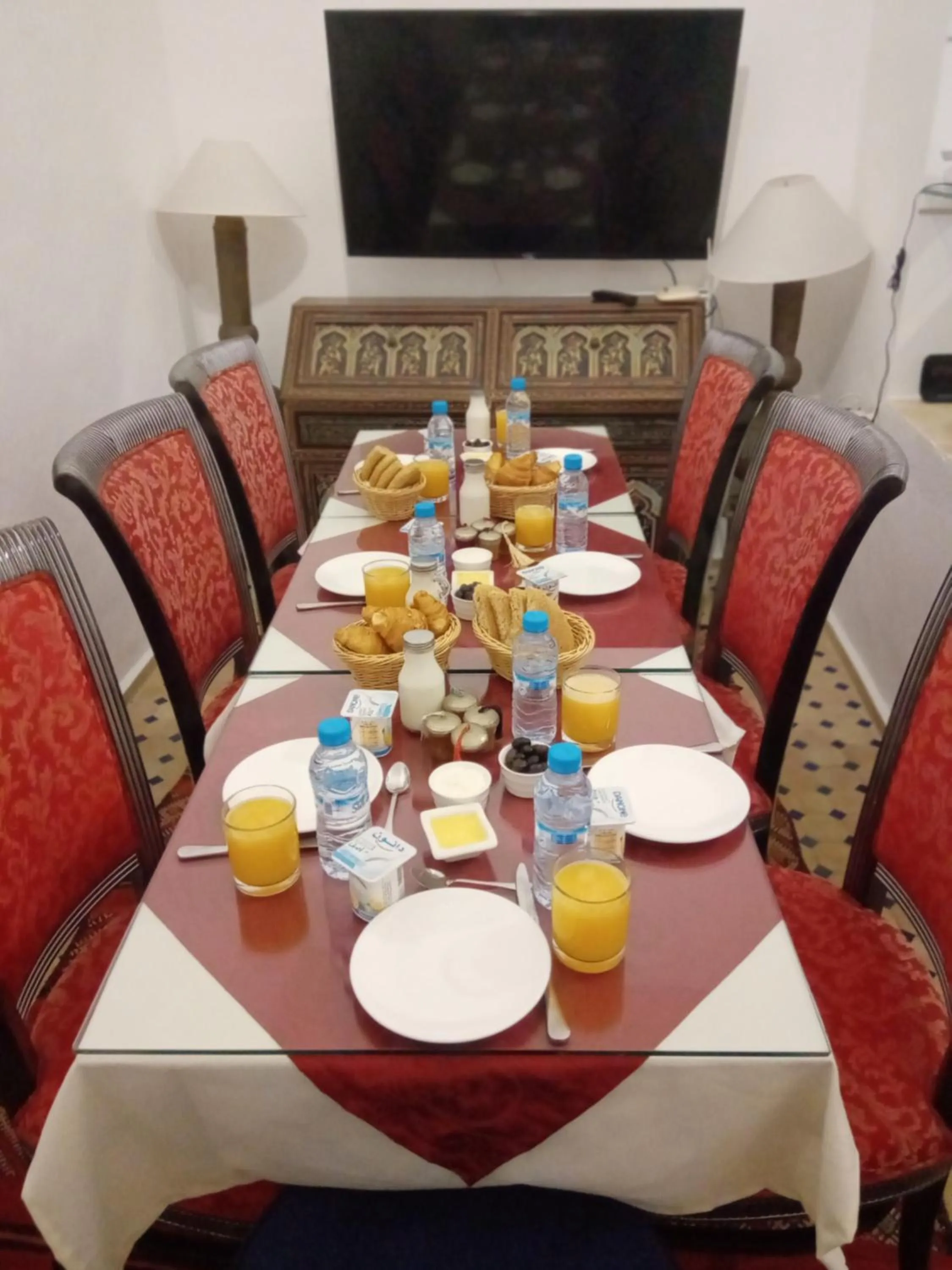 Business facilities in Dar Tinjâa