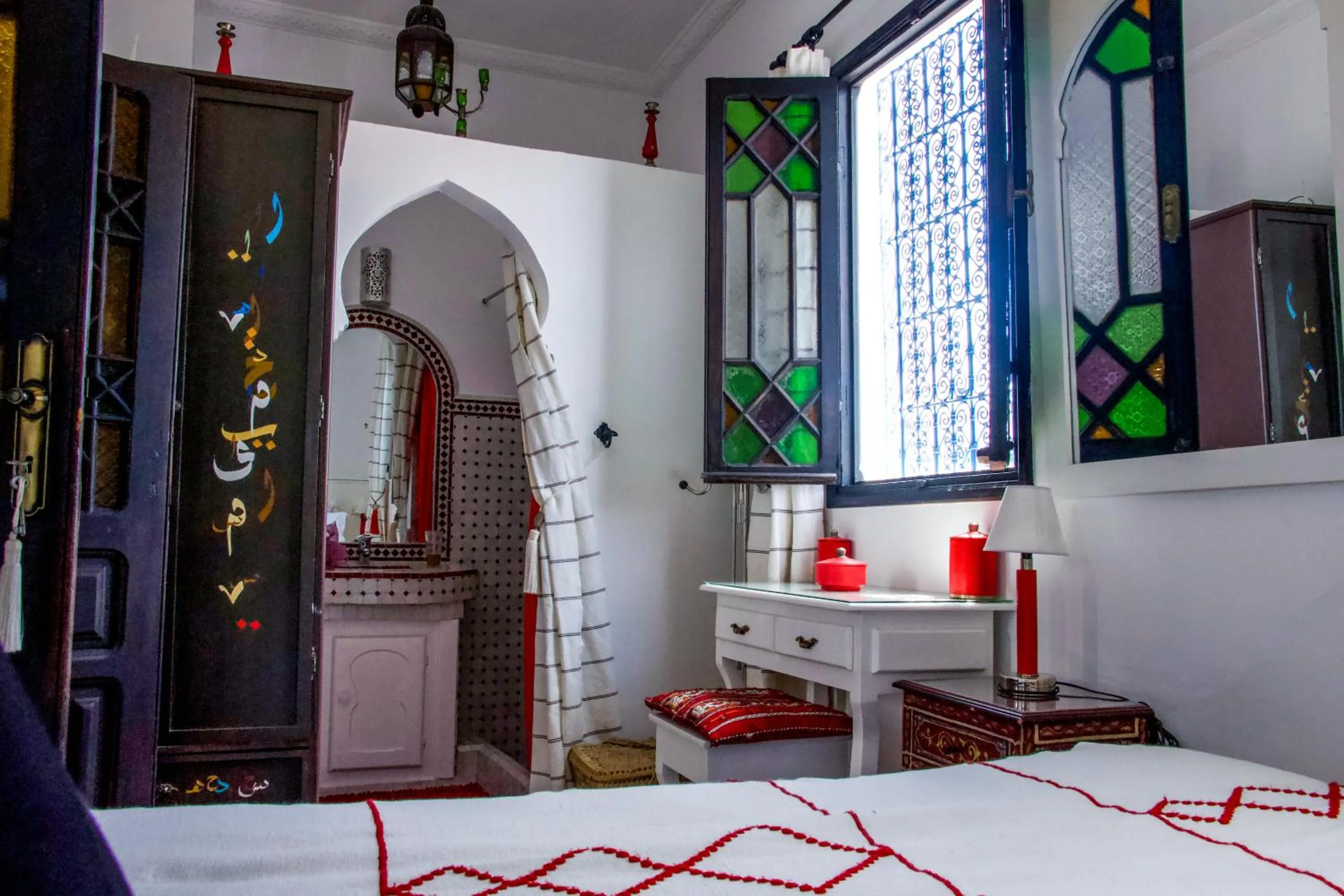 Communal lounge/ TV room, Bed in Dar Tinjâa