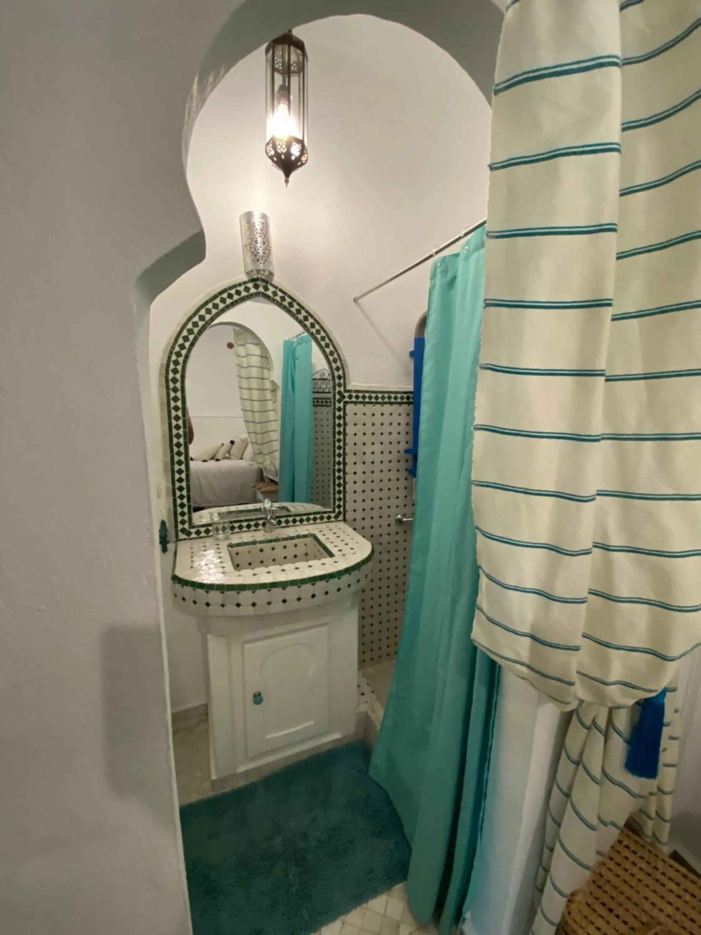 Shower in Dar Tinjâa