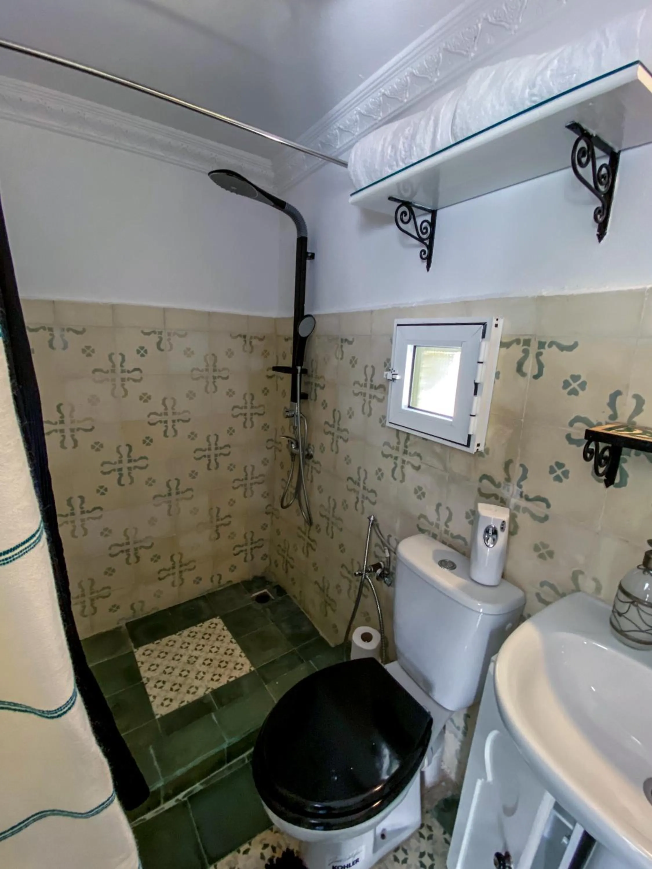 Bathroom in Dar Tinjâa