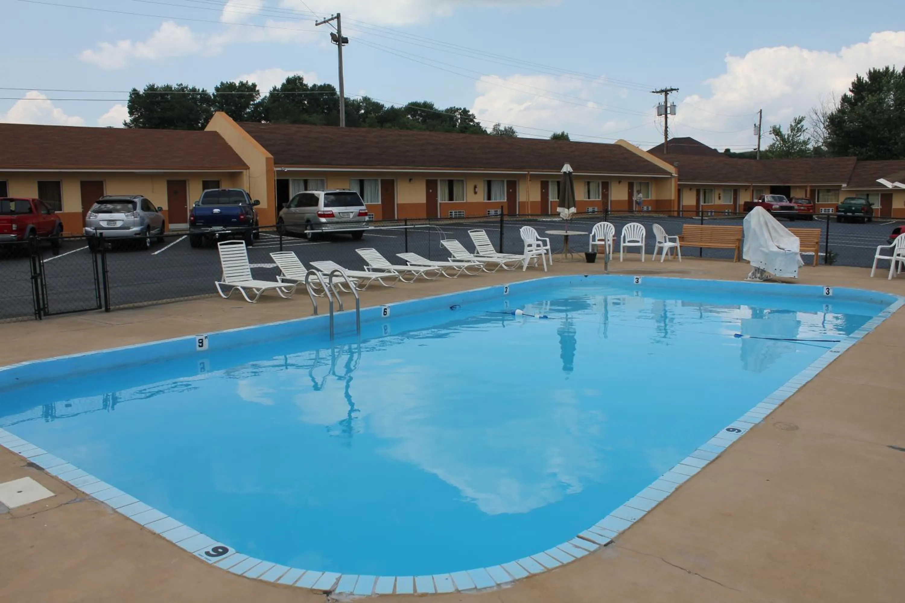 Swimming pool in Andrew Johnson Inn